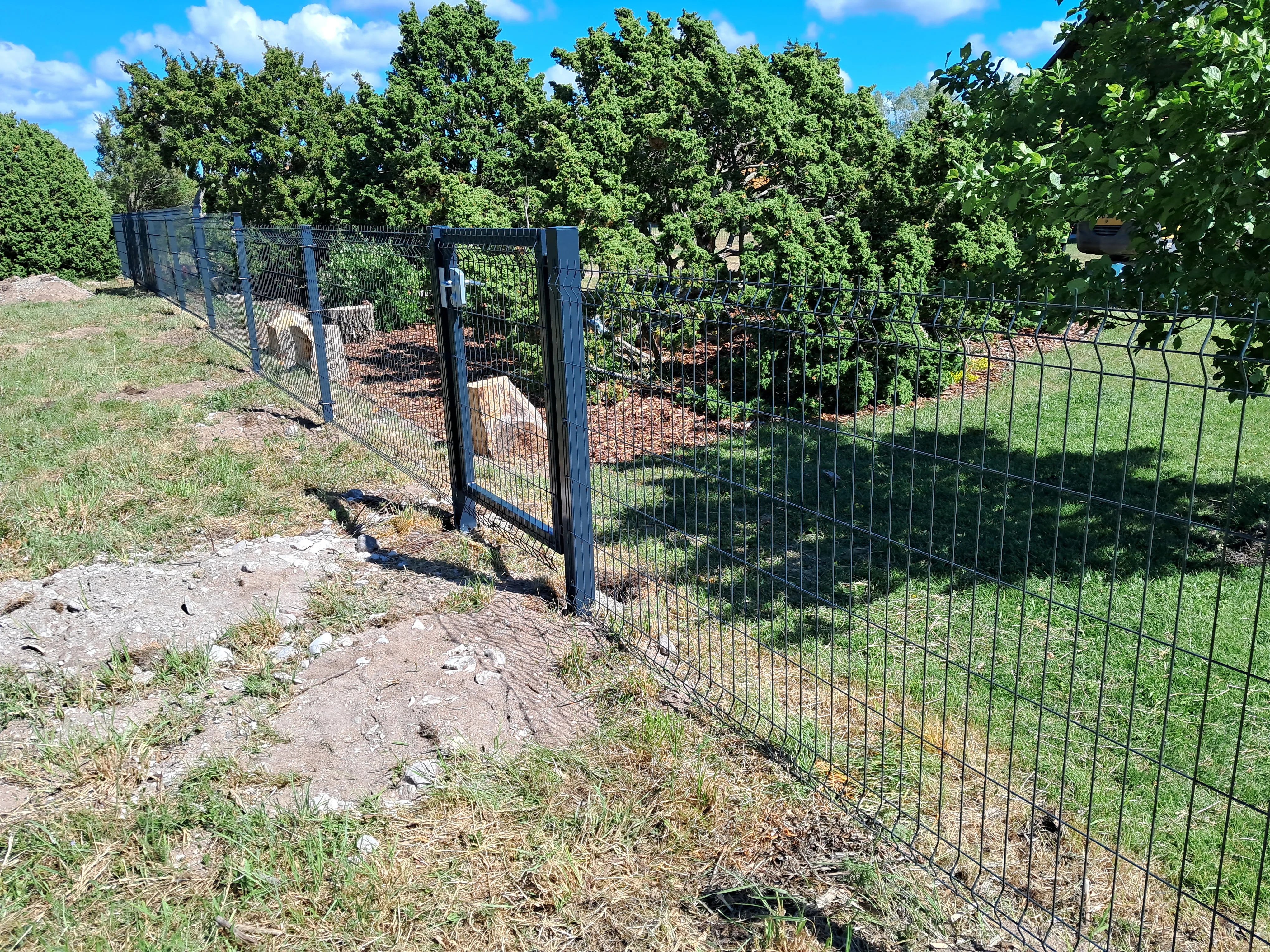 Keevispaneel - must 3D traatpaneelaed jalakäijaväravaga looduskivise aluse peal