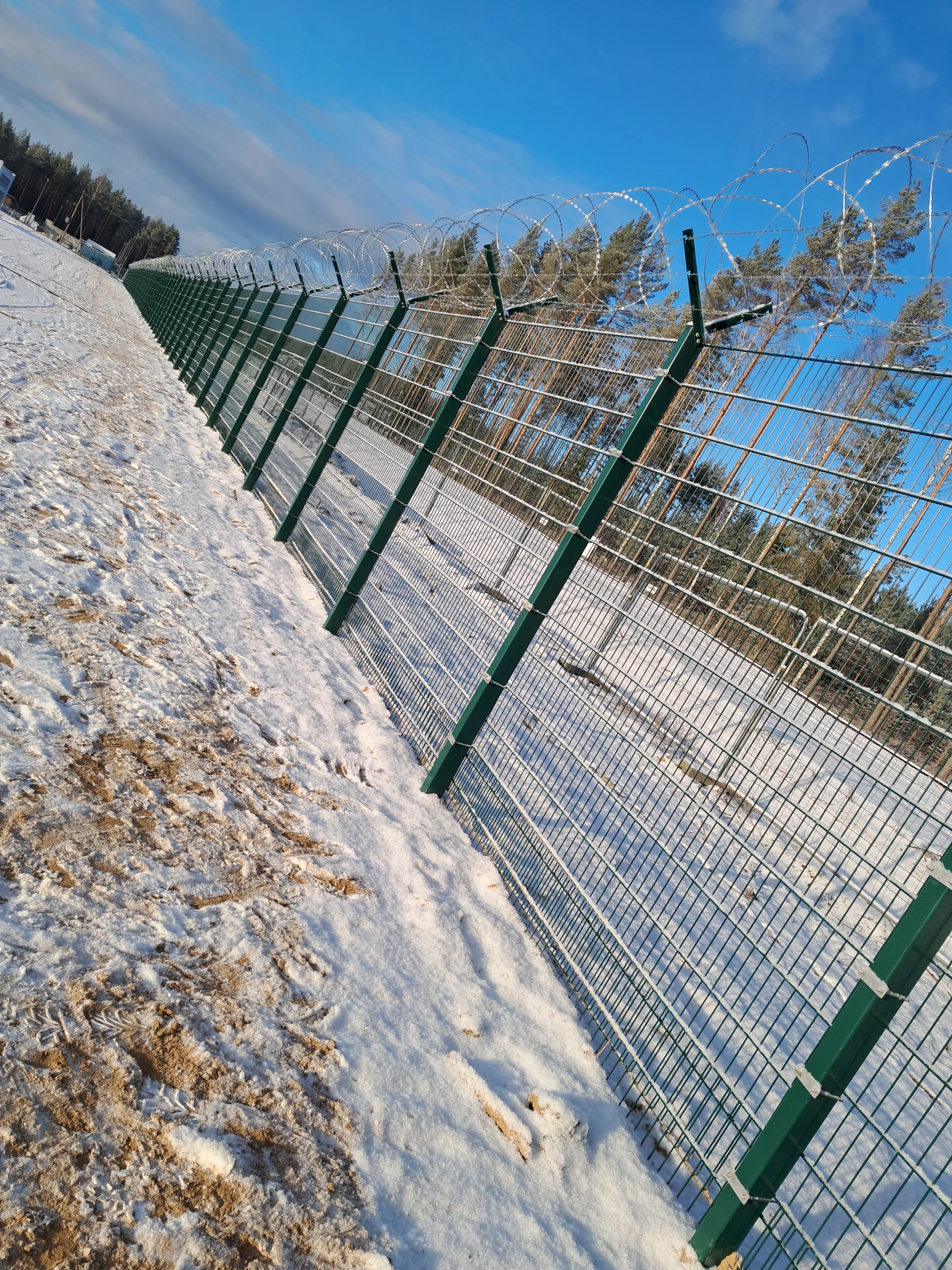 Keevispaneel - roheline 3D traatpaneelaed okastraadiga turvaala ümber lumes