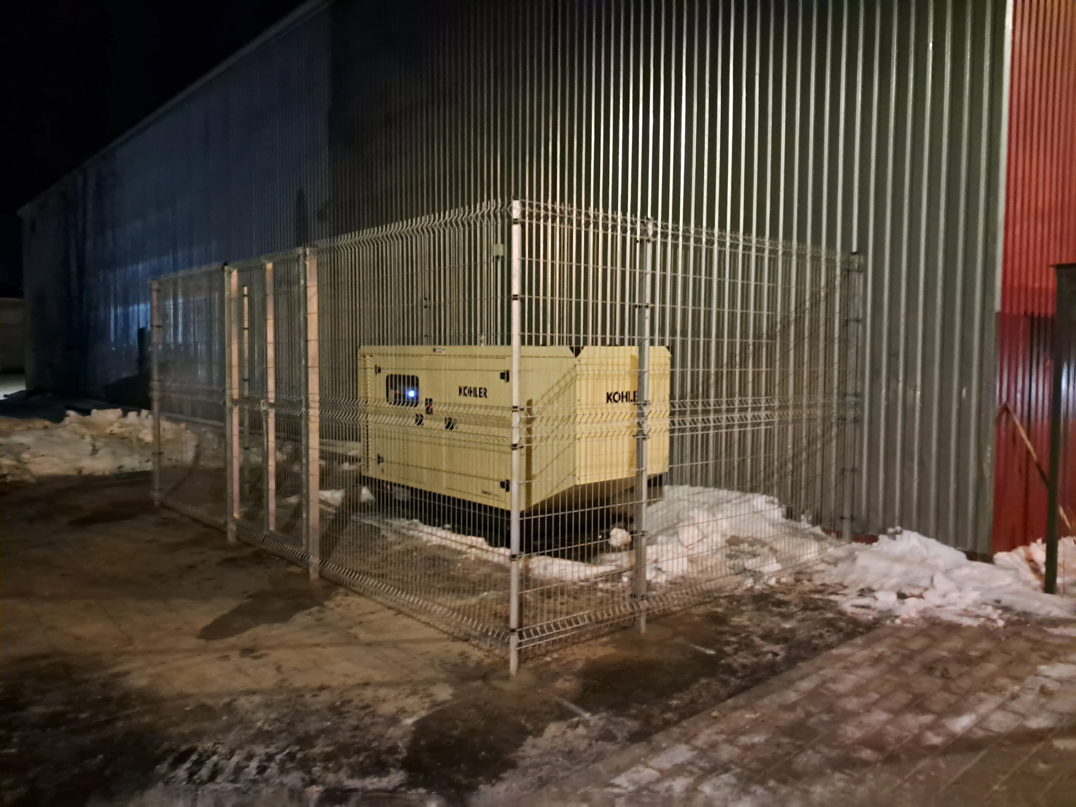 Keevispaneel - tsingitud 3D traatpaneelaed generaatori ümber tootmishoones