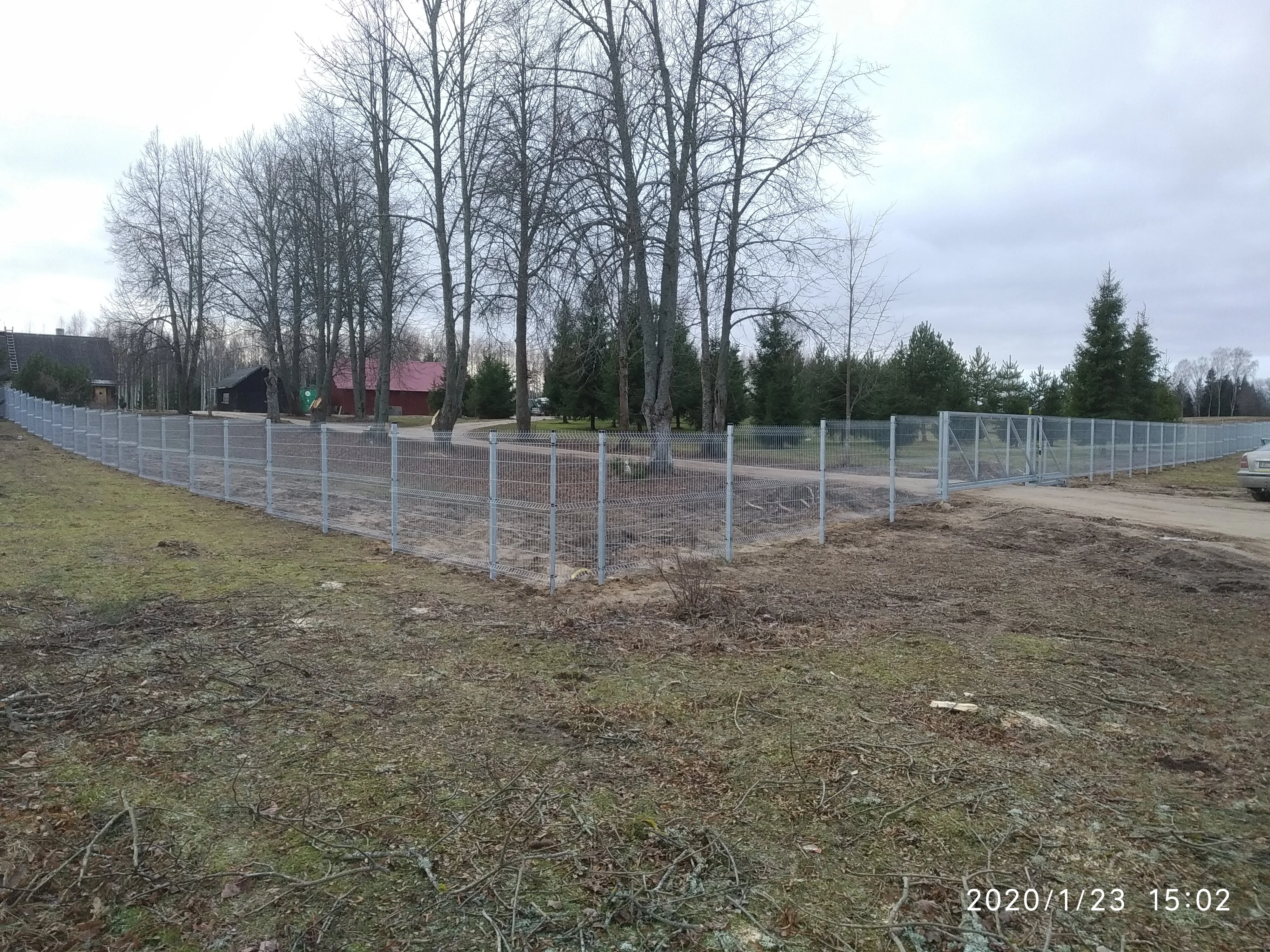 Keevispaneel - tsingitud traatpaneelaed suurel kinnistul maalapil