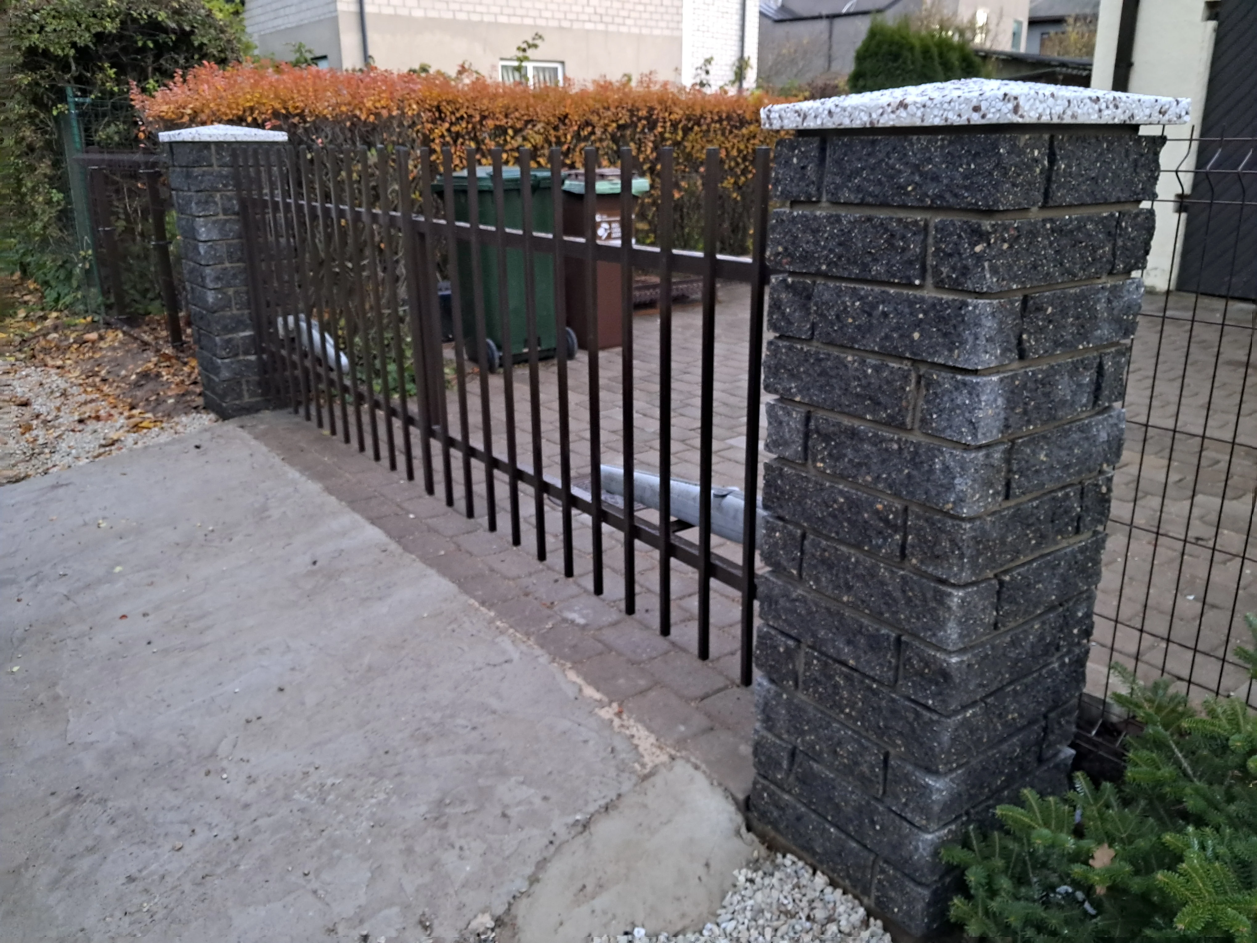 Kivipost - graniidist kiviposti ja keevispaneeliga piirdeaed eramajal