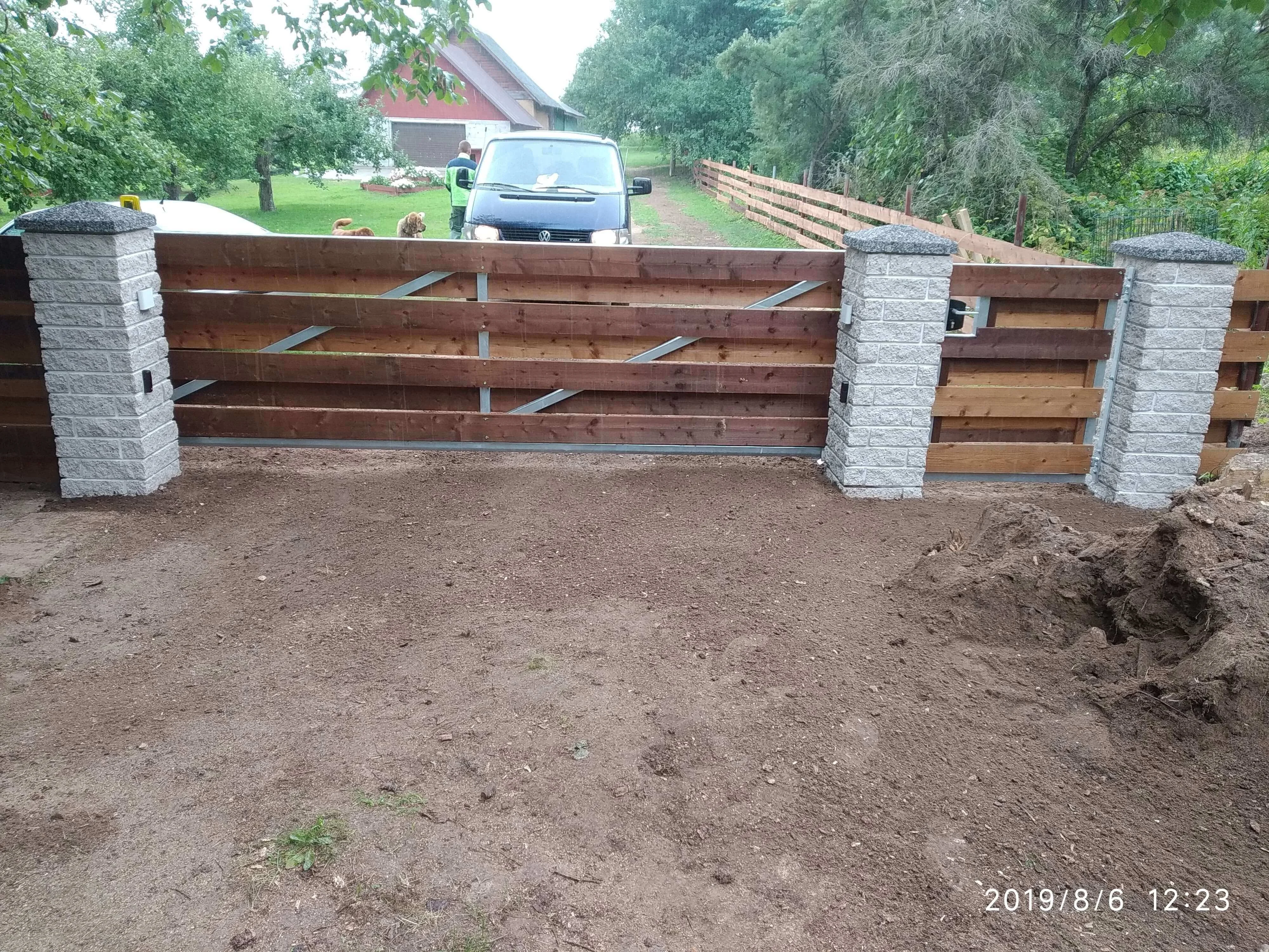 Kivipost - graniidist kivipostid aiaelementidega eramu kinnistul