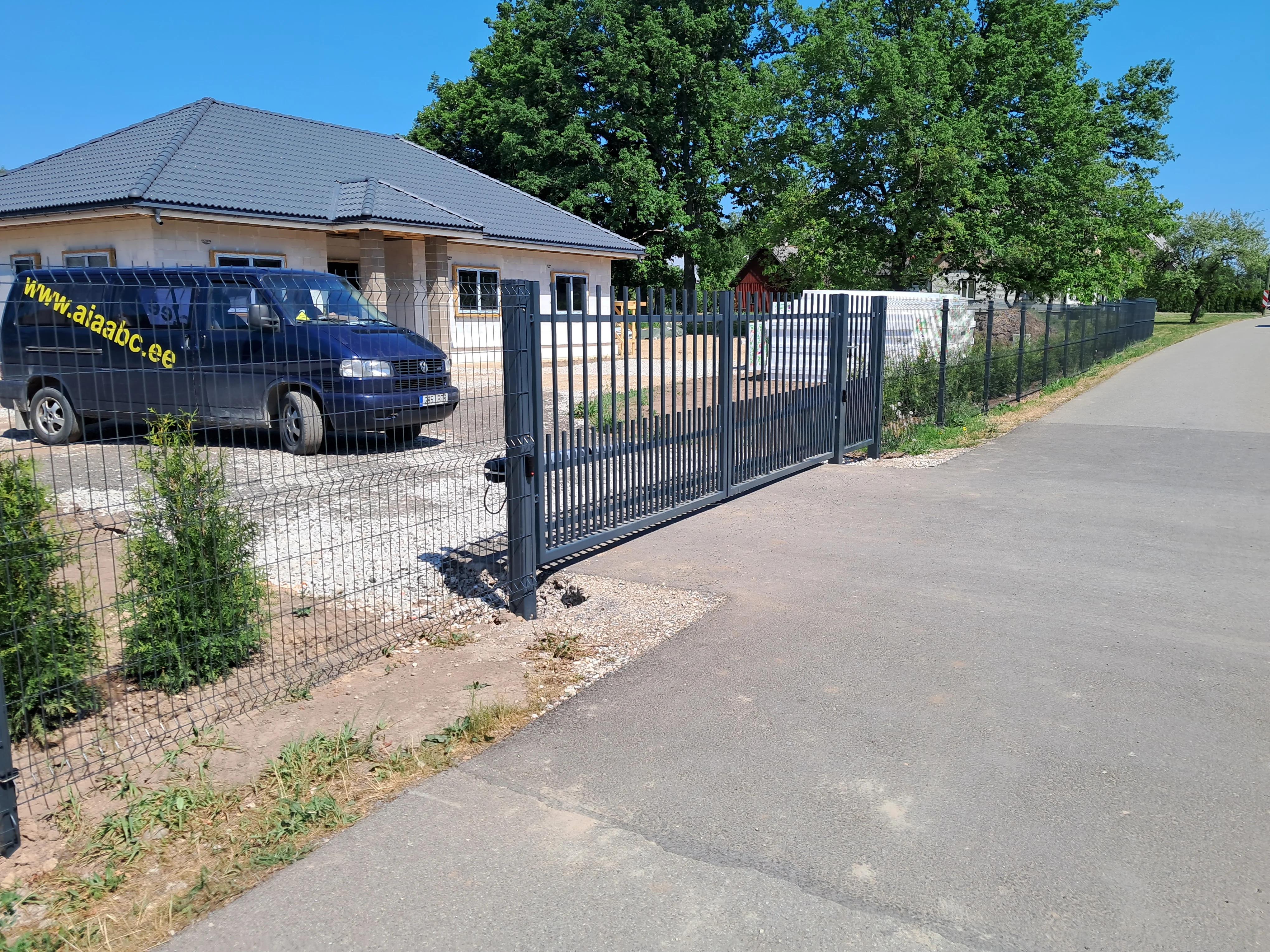 Metallaed - antratsiithall metallvarbaed koos libiseva väravaga