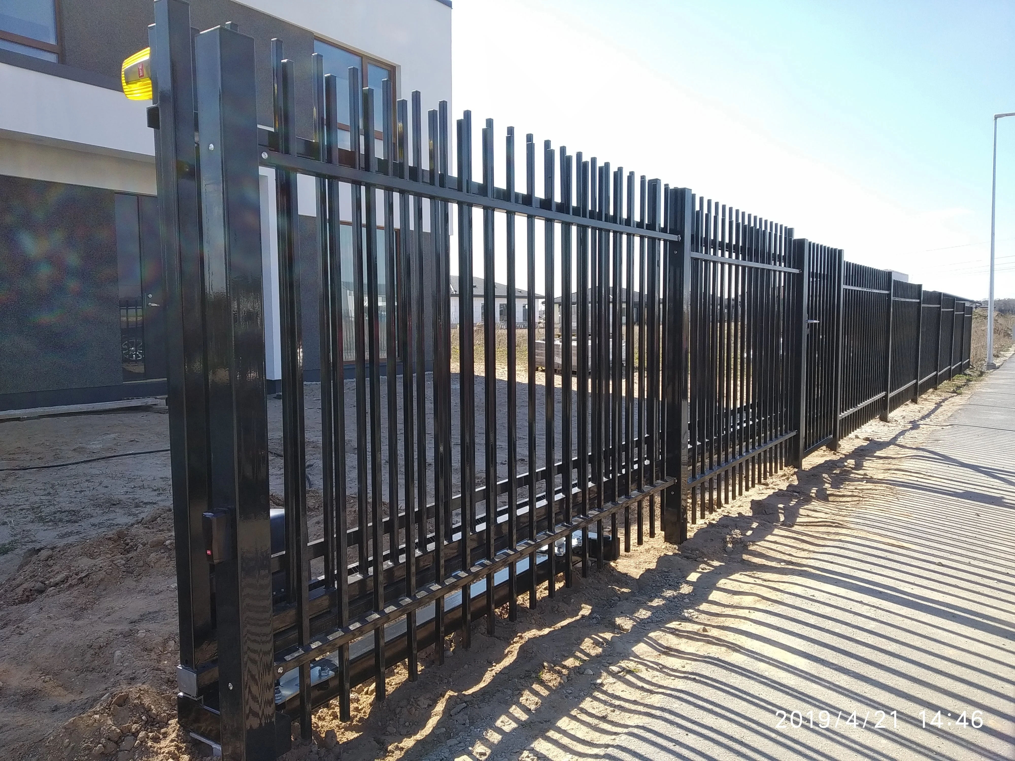 Metallaed - must metallvarbaed ärihoone ümber betoonvundamendiga