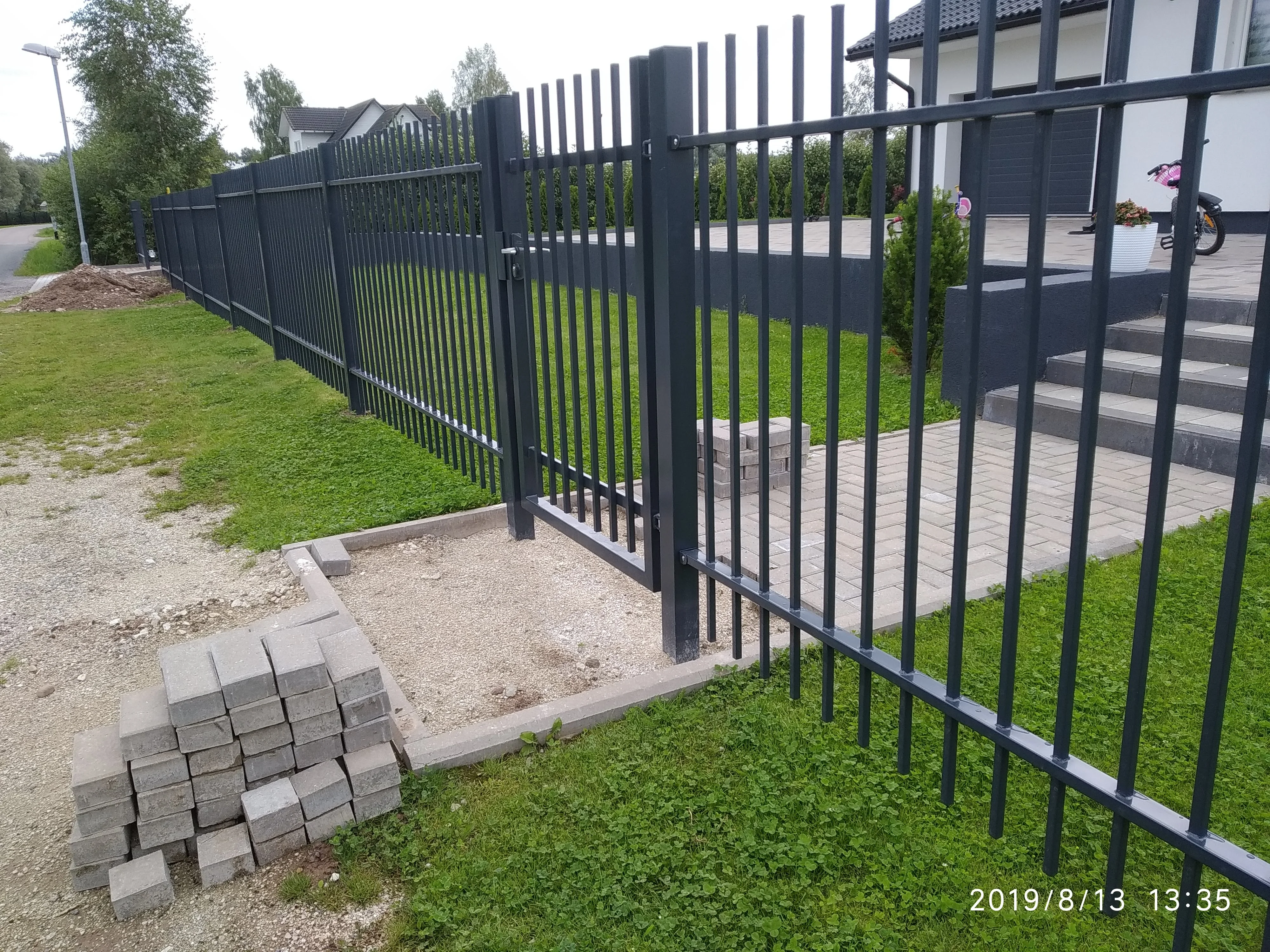 Metallaed - antratsiithall metallvarbaed eramu hoovis, teine vaatenurk