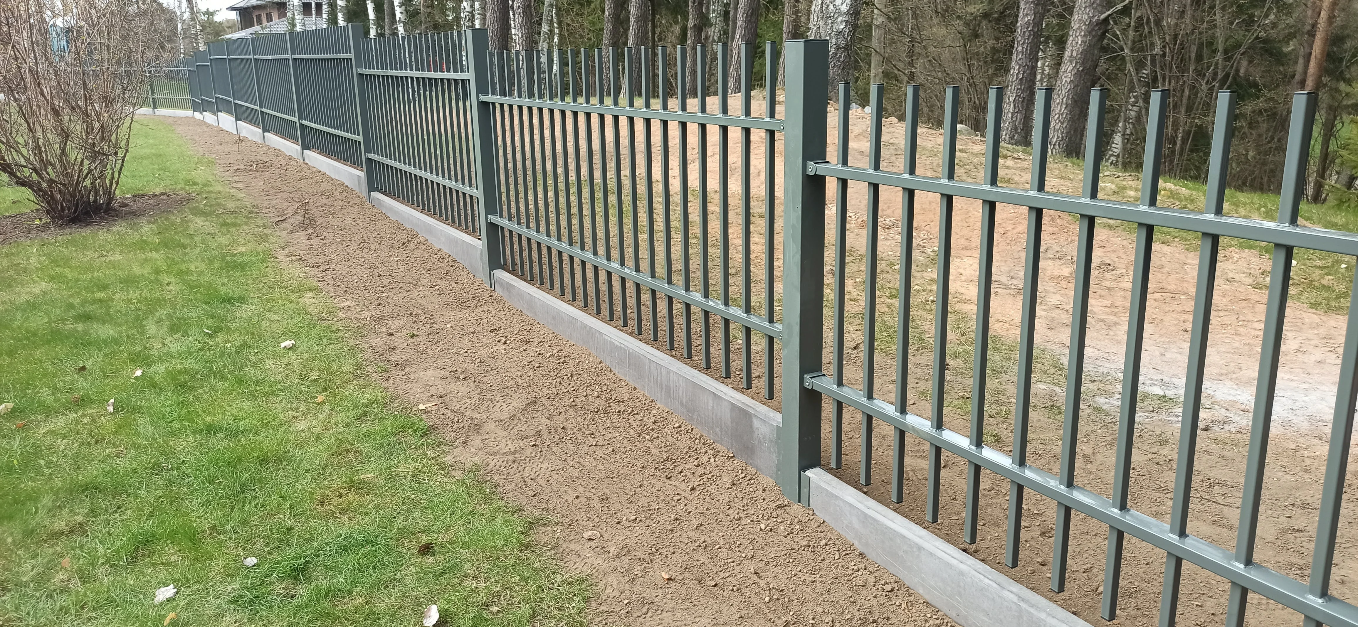 Metallaed - hall metallvarbaed betoonvundamendiga, pikk lõik maateel