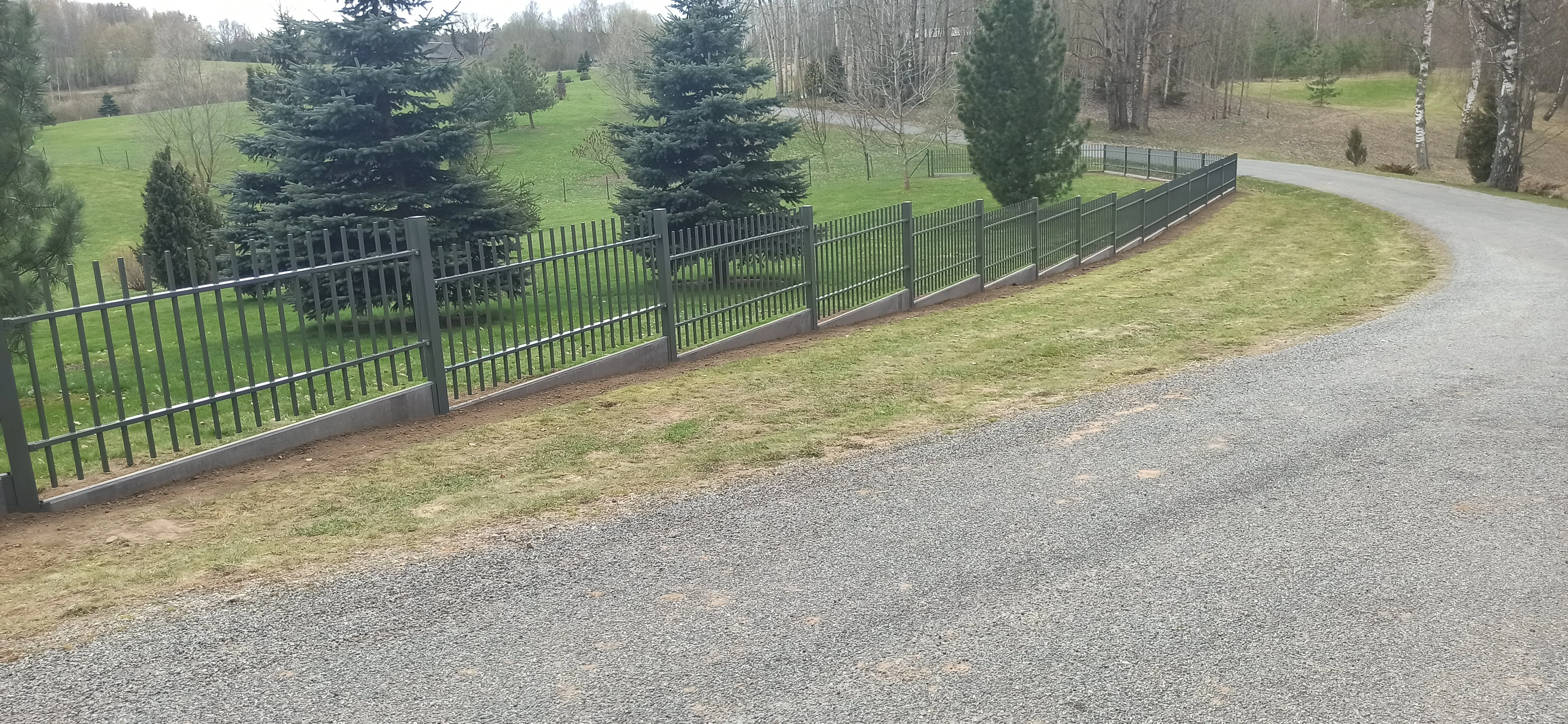 Metallaed - must metallvarbaed betoonvundamendiga metsaäärsel kinnistul