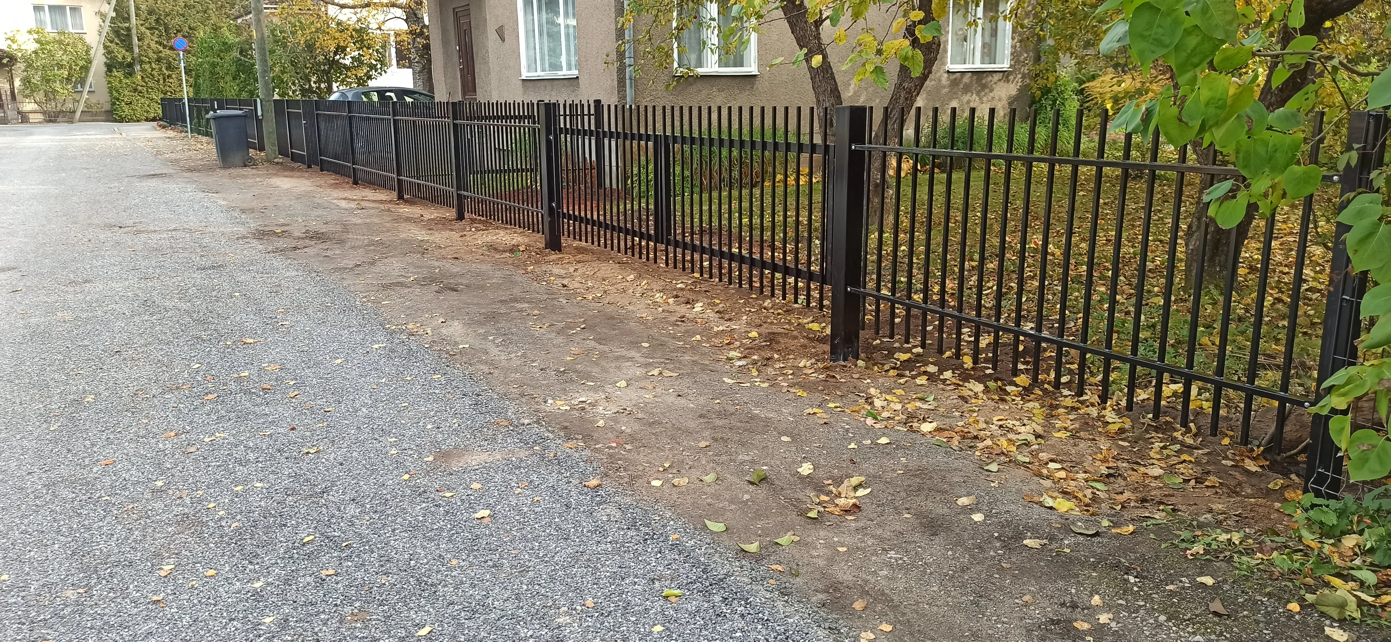 Metallaed - must metallvarbaed kõnnitee ääres linnakeskkonnas