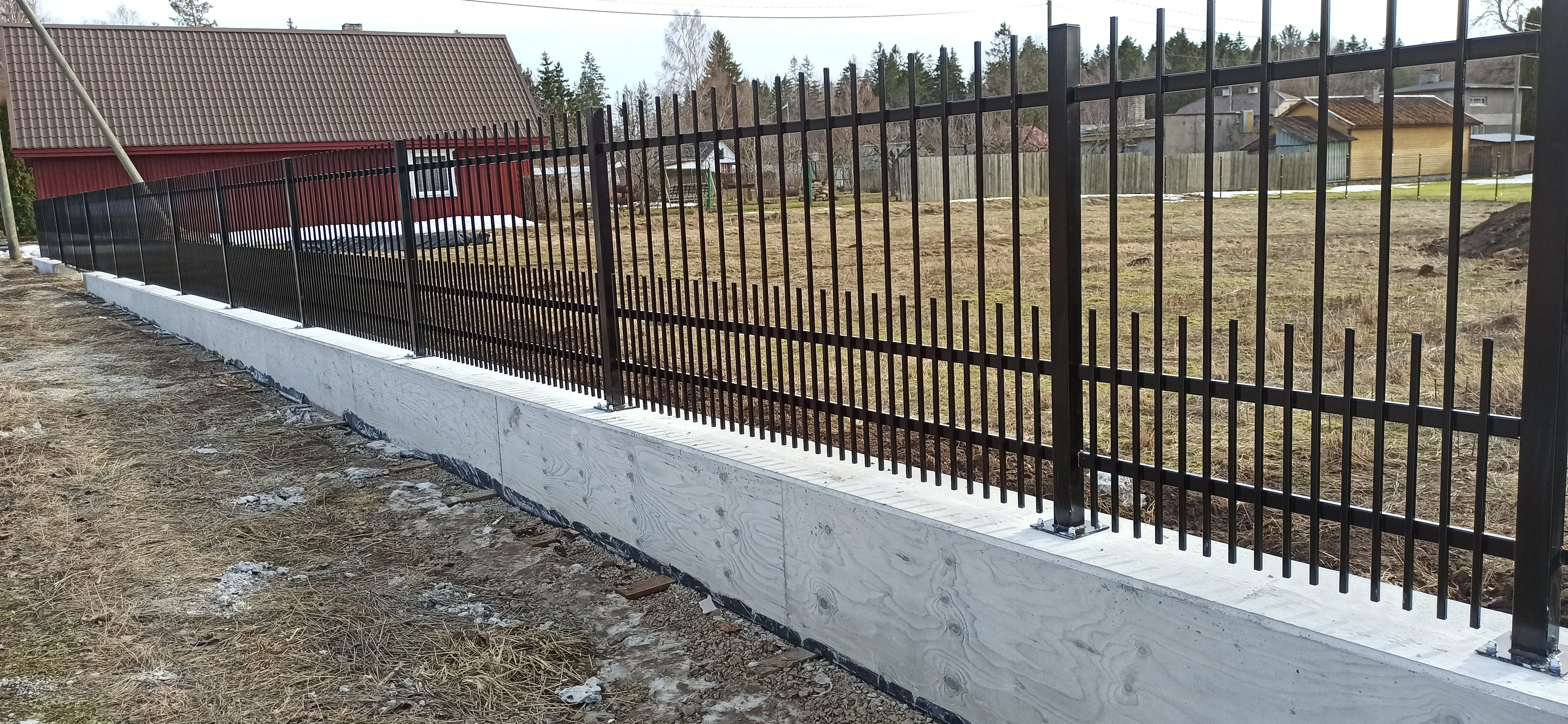 Metallaed - must metallvarbaed valge betoonvundamendiga paigaldamisel