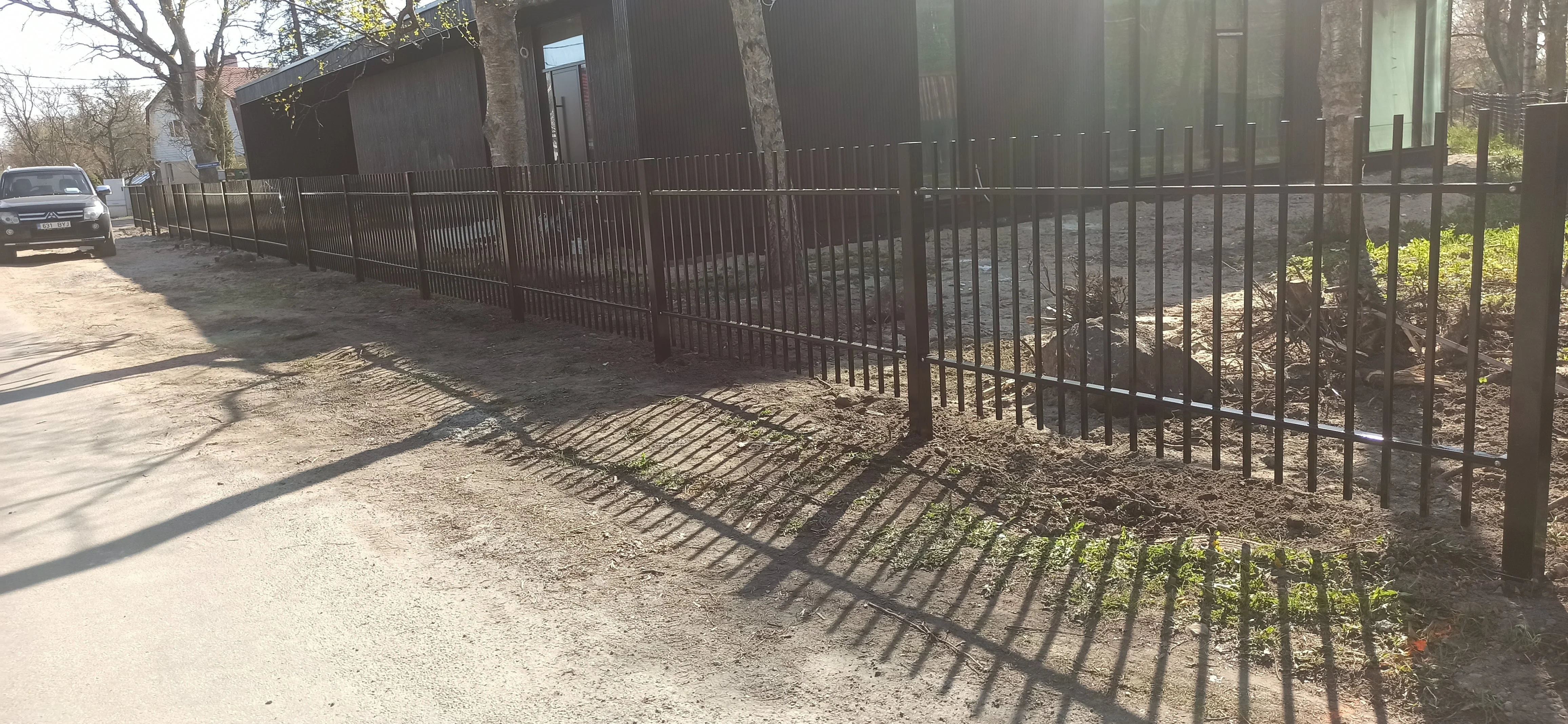 Metallaed - must metallvarbaed eramu ees maantee ääres