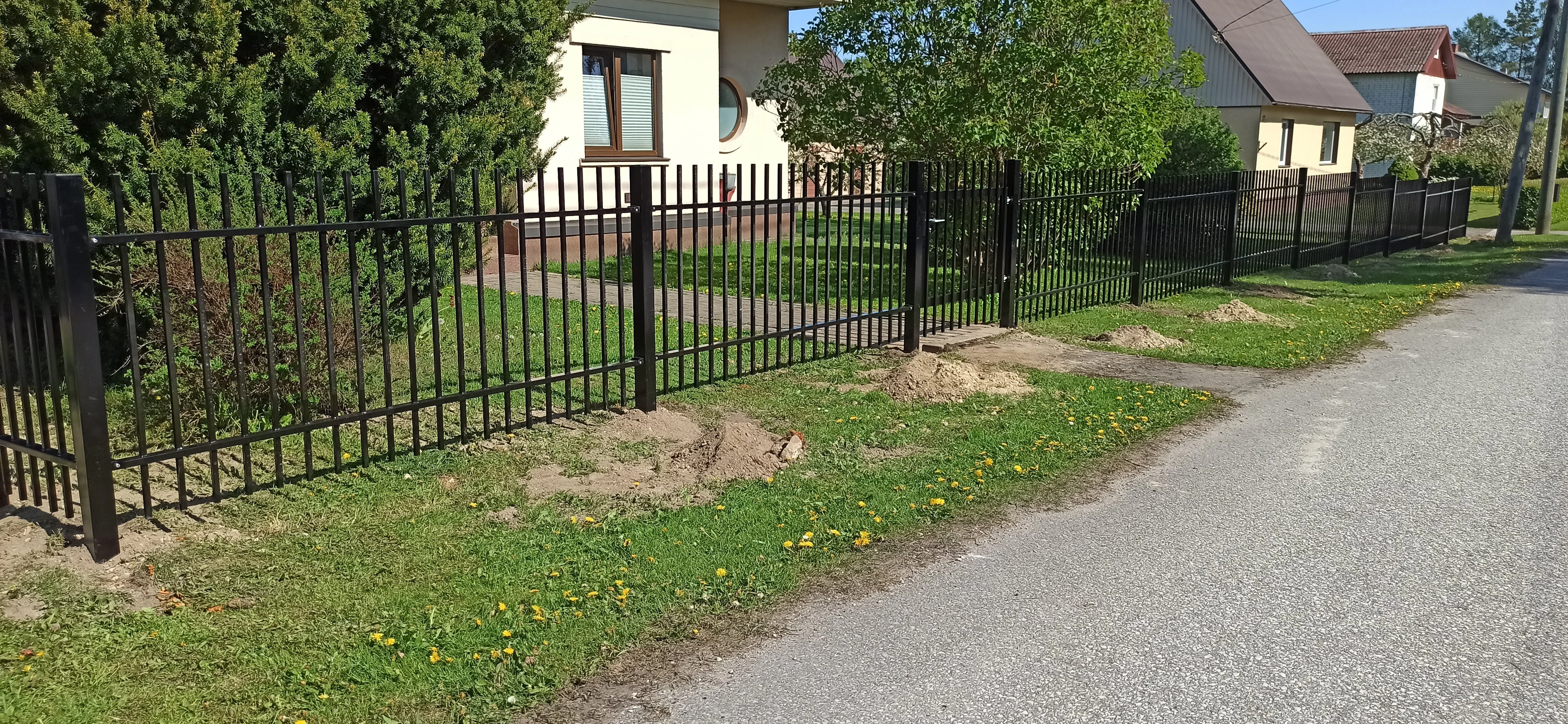 Metallaed - must metallvarbaed eramu ees maakohas, eestvaade