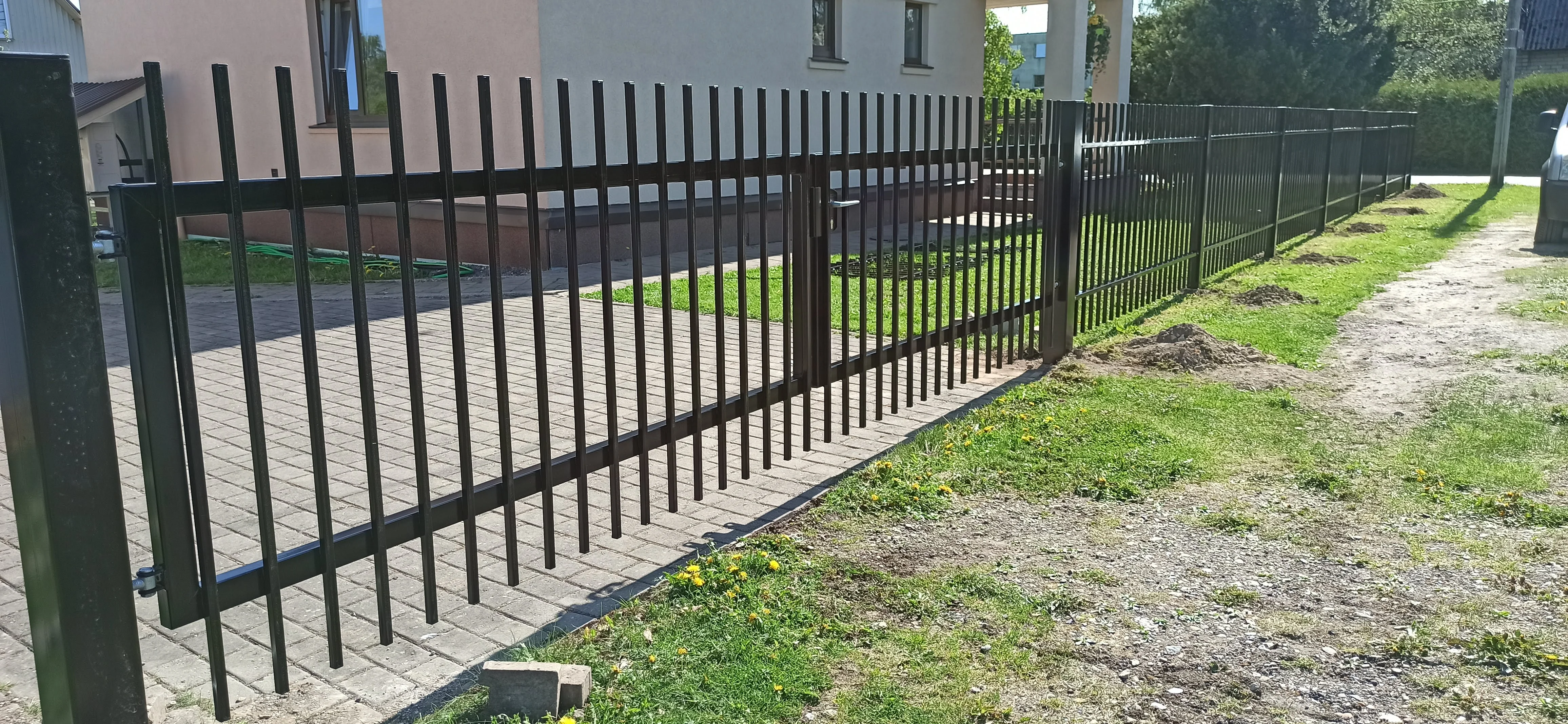 Metallaed - must metallvarbaed eramu ees maakohas, nurgavaade