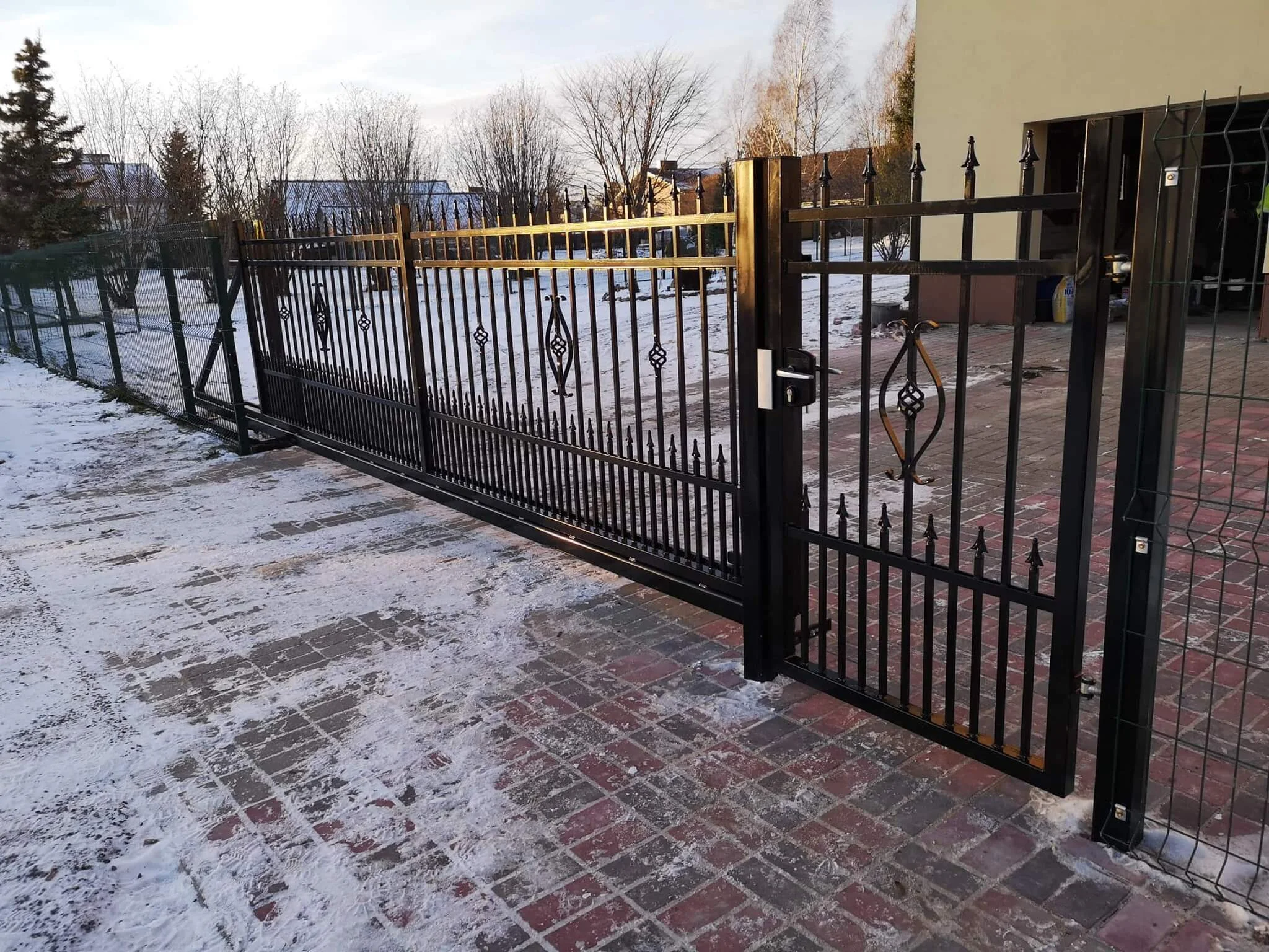 Metallaed - metallvarbaed metalpostidel eramu ees