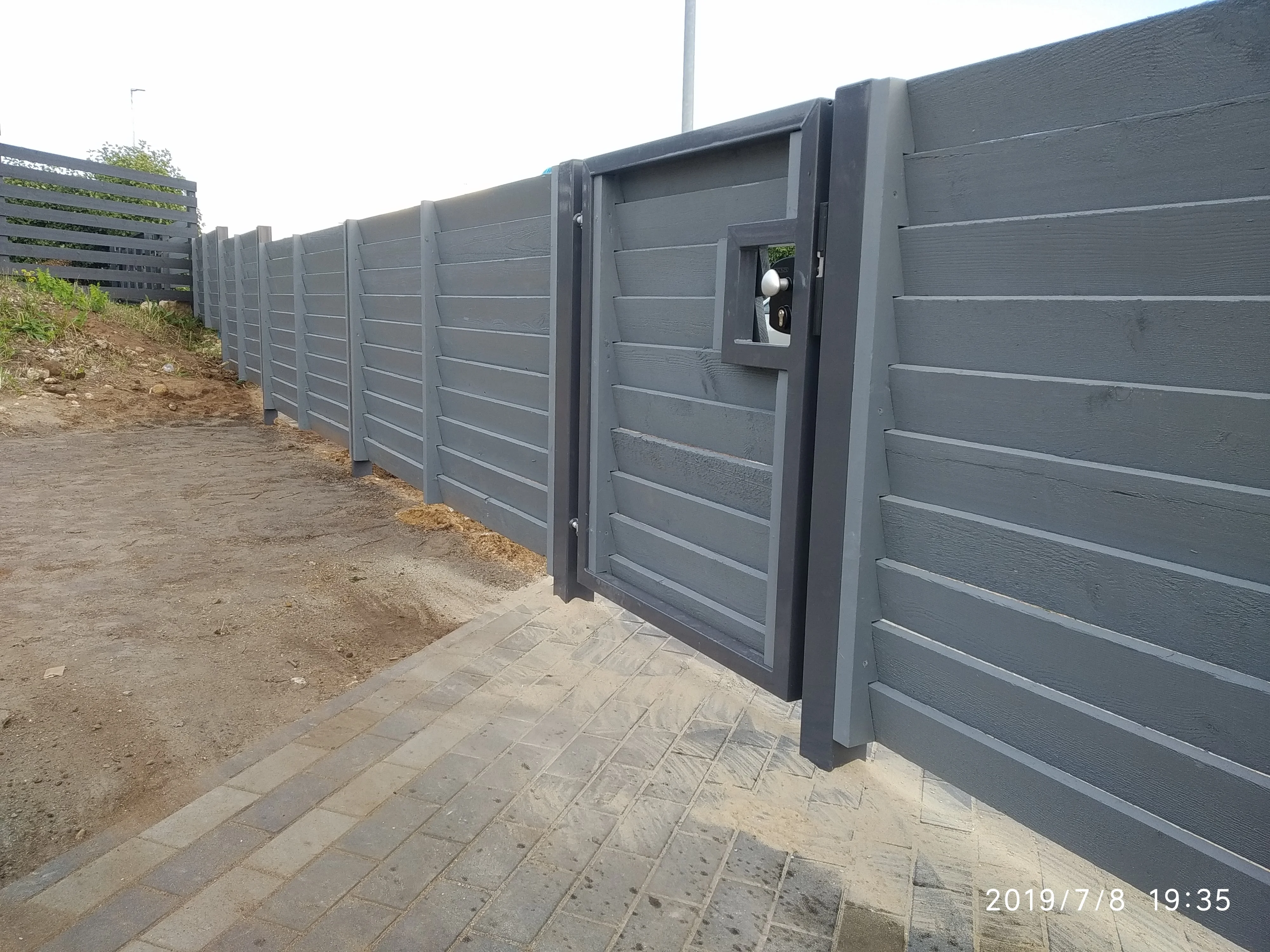 Puitaed - antratsiithall horisontaalne laudis jalakäijaväravaga