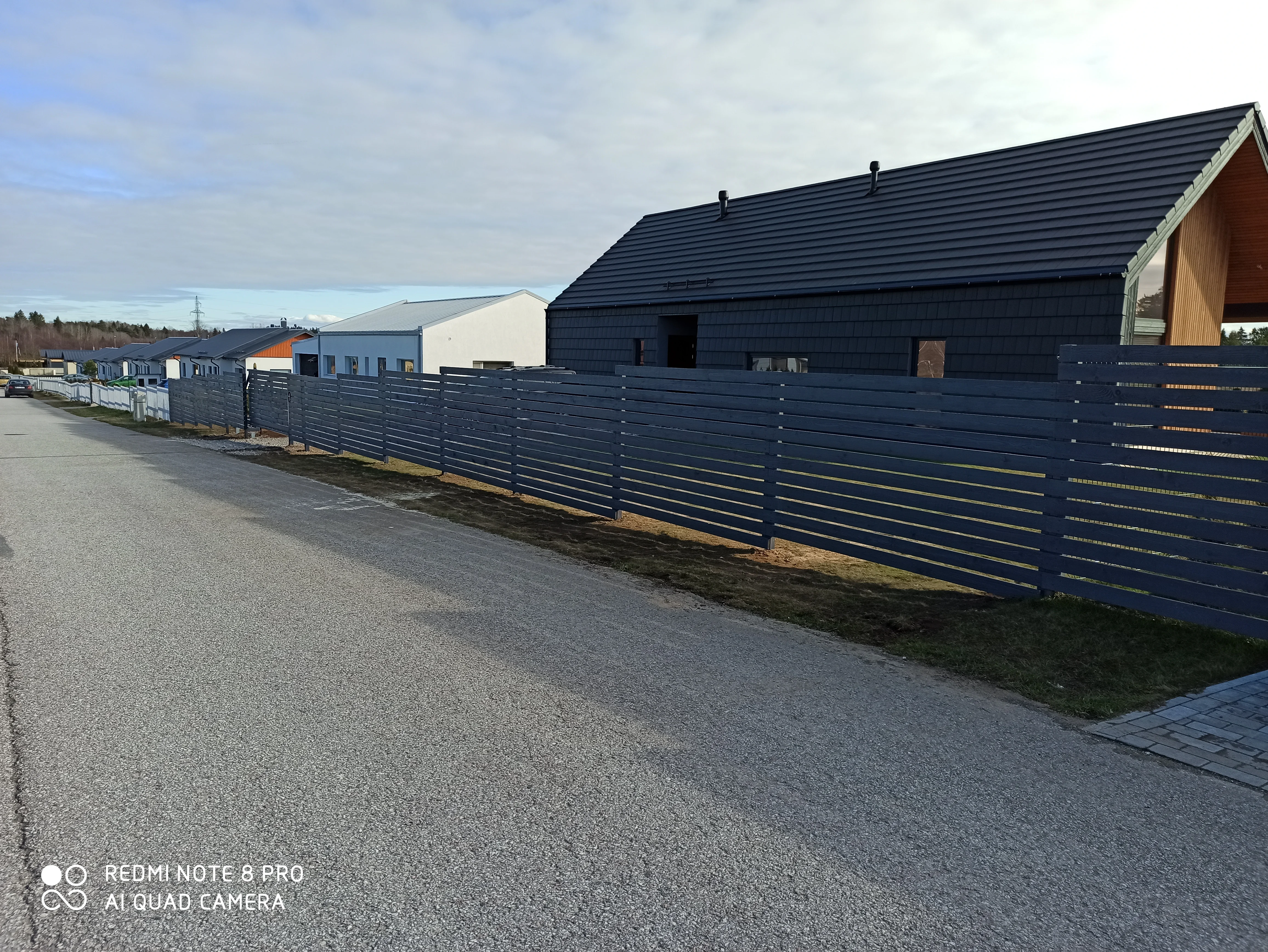 Puitaed - antratsiithall horisontaalne laudis metalpostidel uute majade ees