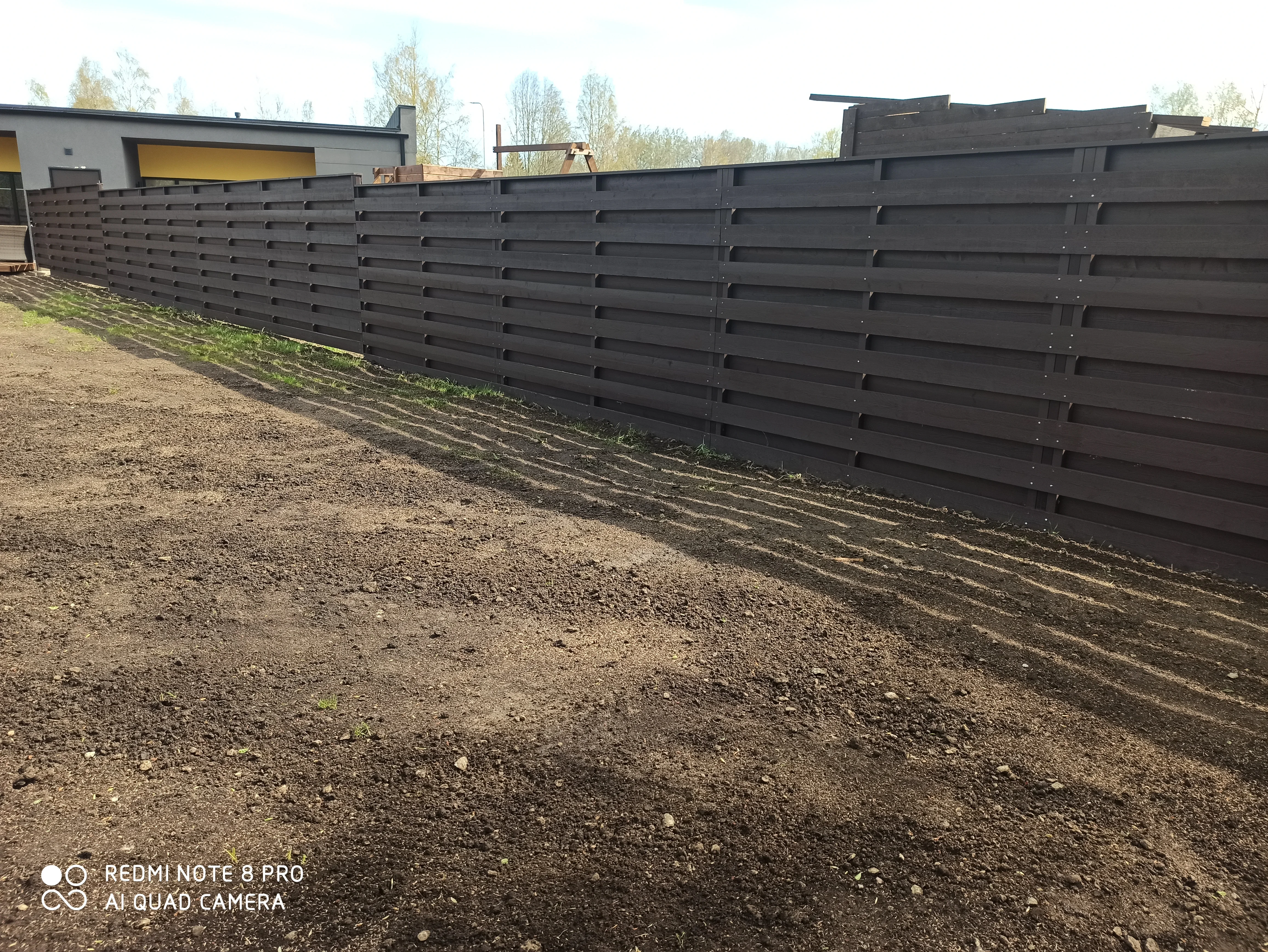 Puitaed - antratsiithall horisontaalne laudis tootmishoone kõrval