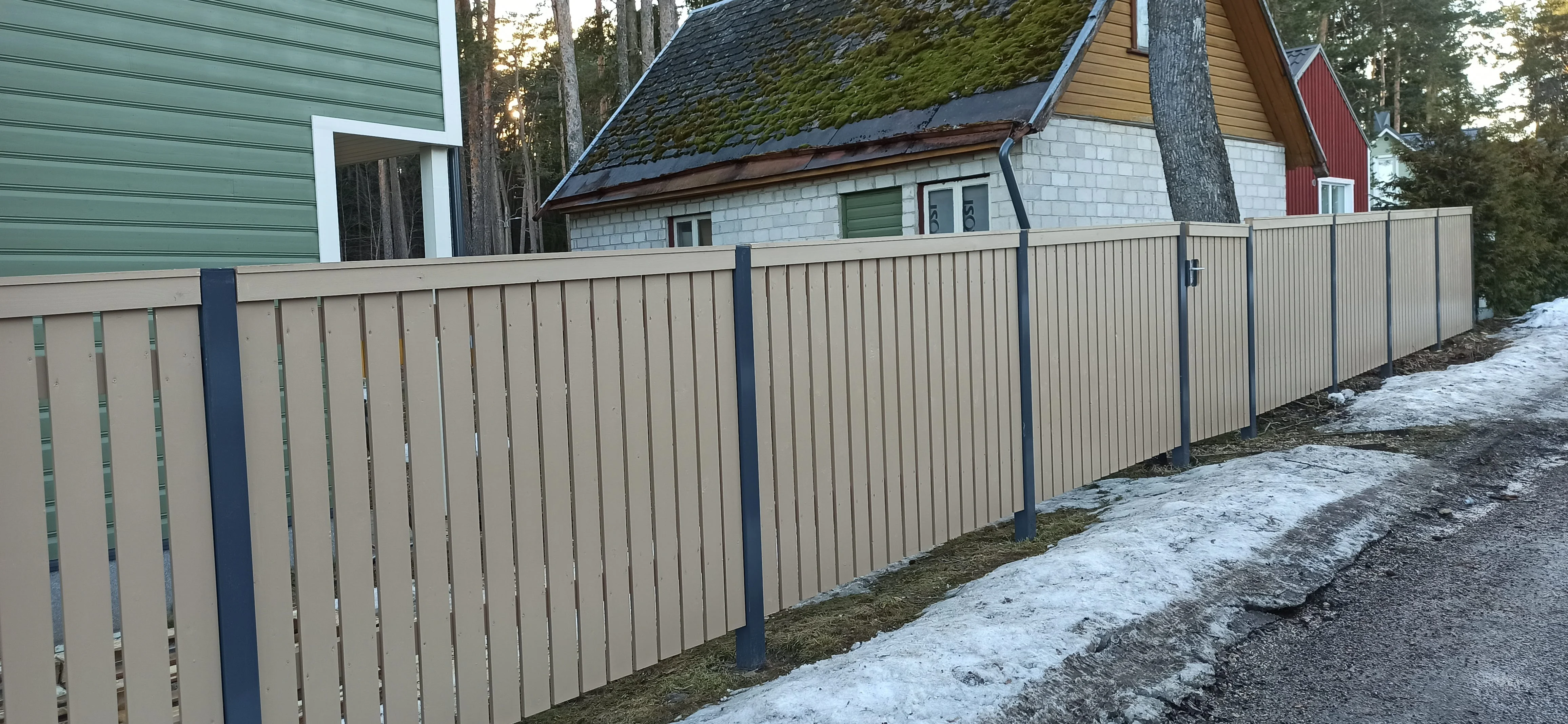 Puitaed - beežikasvalge vertikaalne laudis antratsiitpostidega, teine nurk lumes