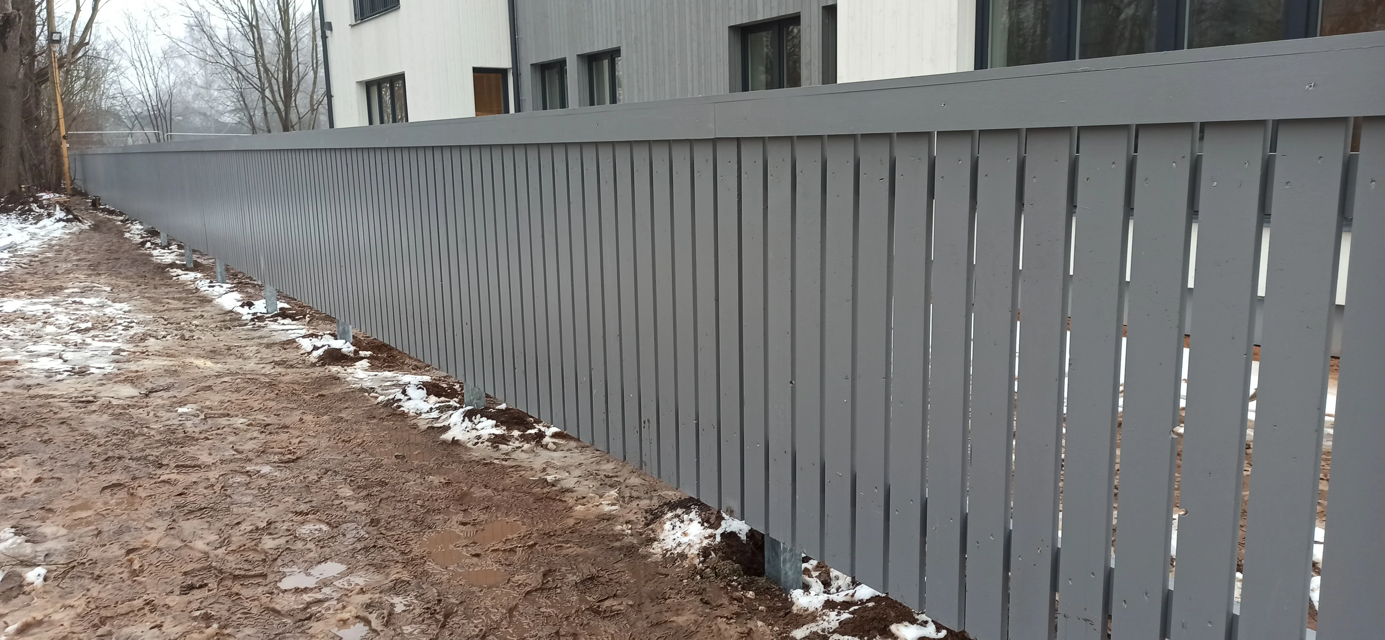 Puitaed - hall vertikaalne laudis metalpostidel, pikk lõik linnaosas