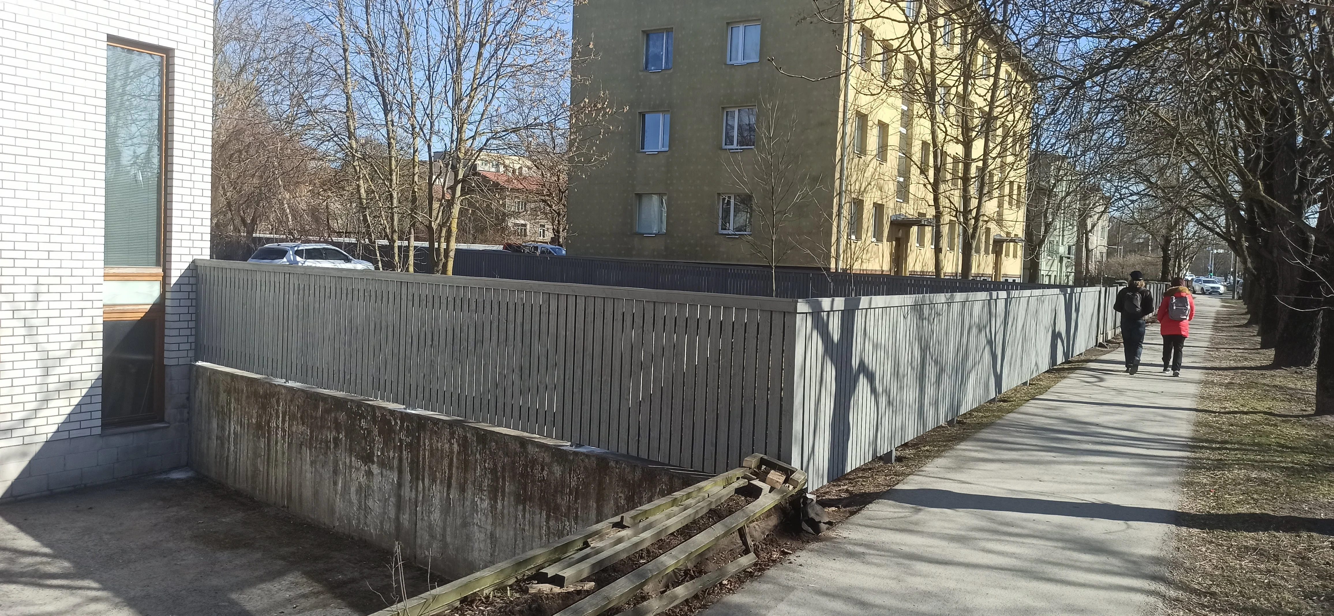 Puitaed - hall vertikaalne laudis betoonvundamendiga linnahoone kõrval