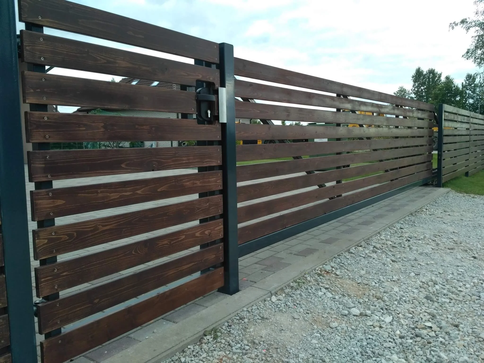 Puitaed - puitlaudisega aed metalpostidel maakodus