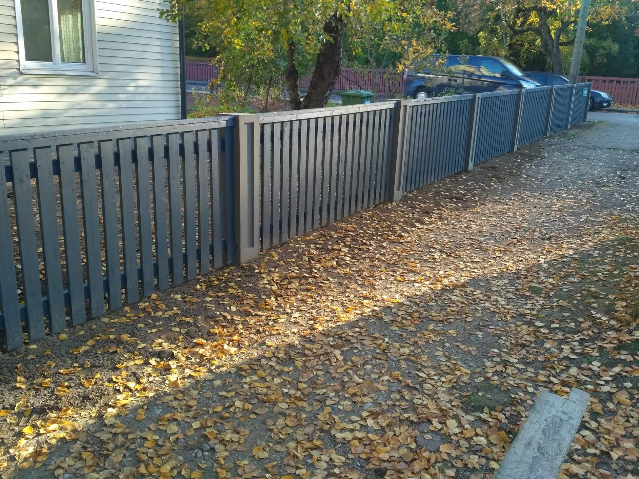 Puitaed - puitlaudisega aia lõik metalpostidega