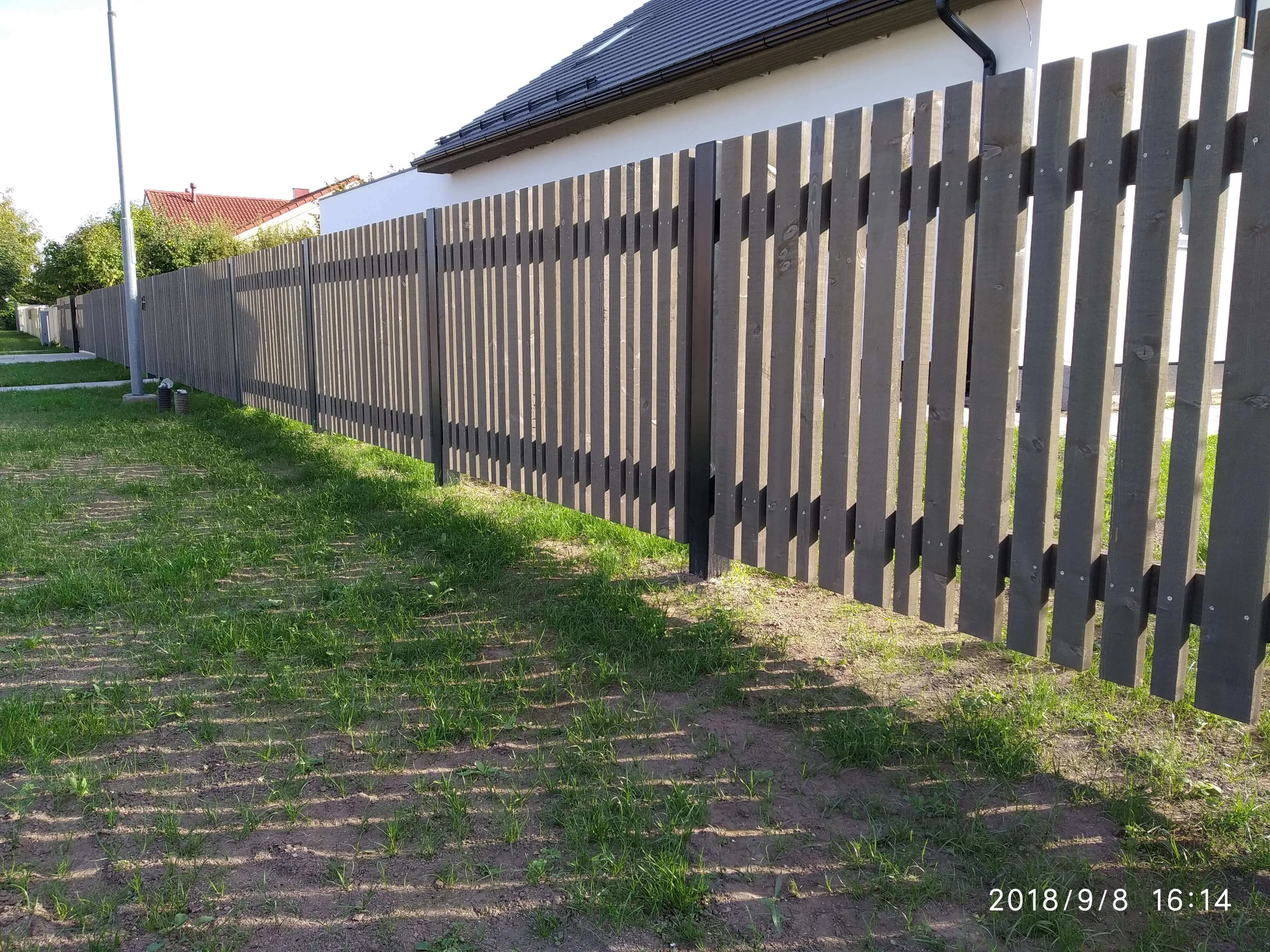 Puitaed - puitlaudisega aed paigaldamisel ehitusplatsil