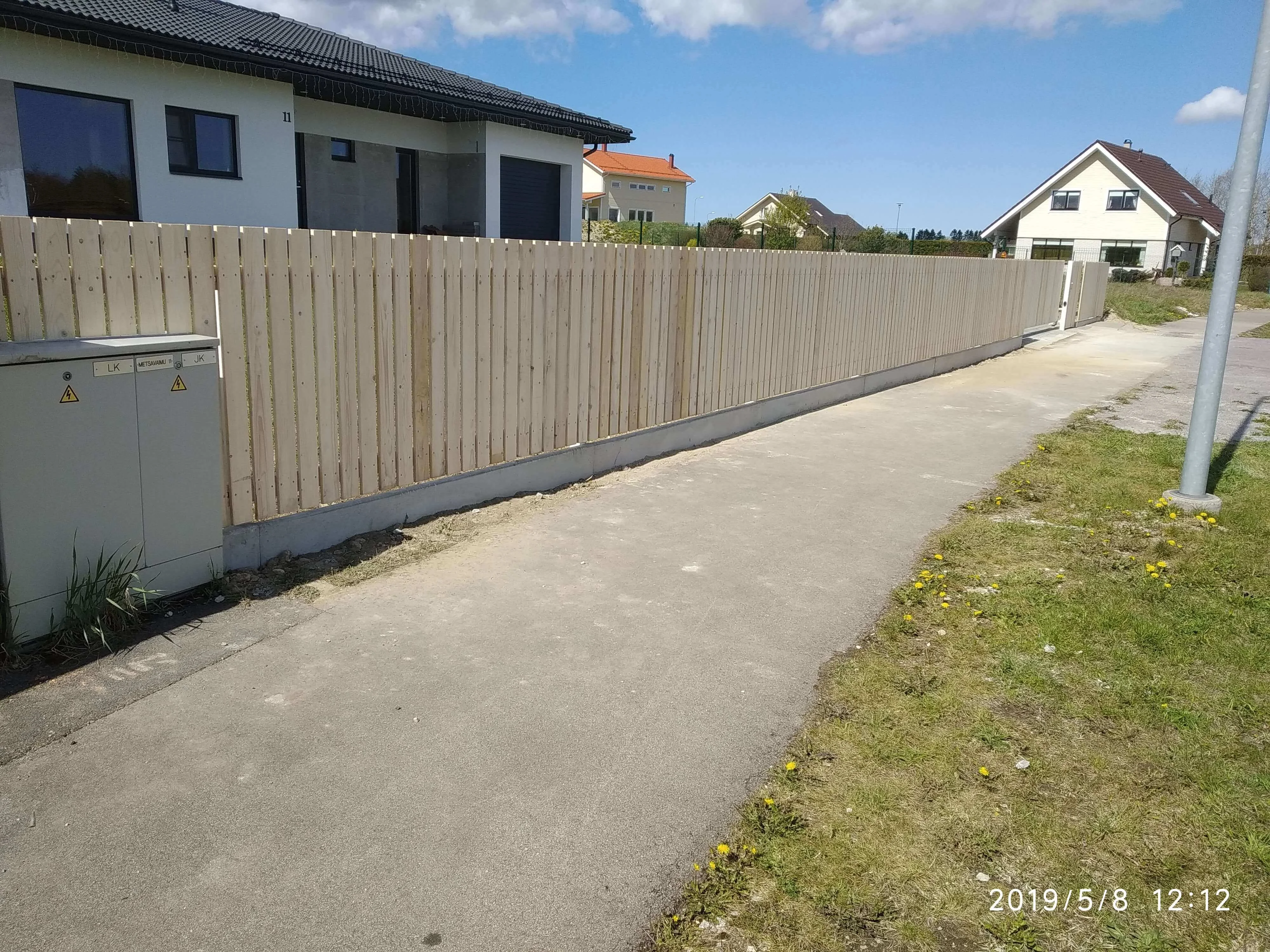 Puitaed - horisontaalne puitlaudis metalpostidel eramu kinnistul