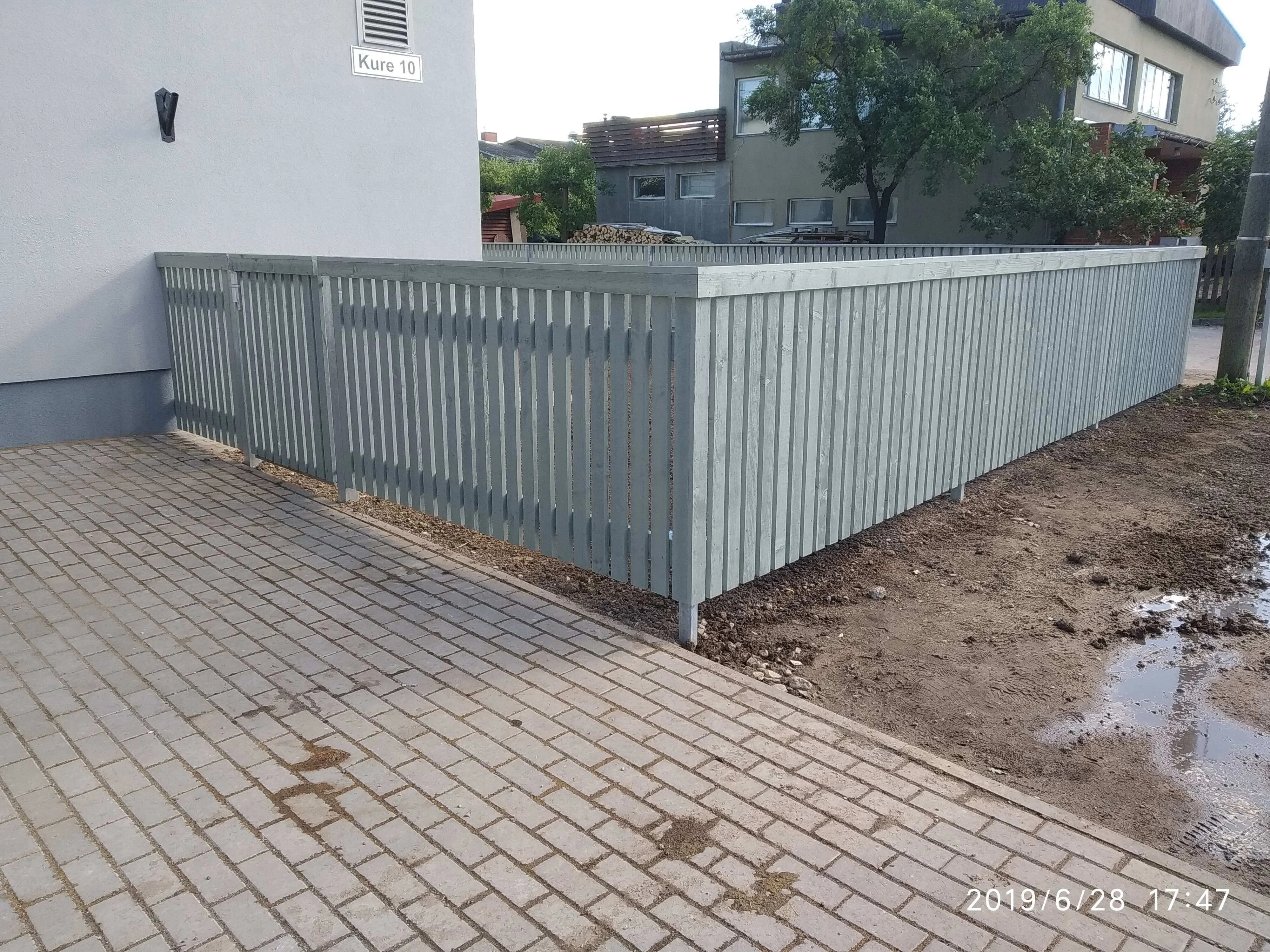 Puitaed - puitlaudisega aed suvesel hooajal eramu kõrval