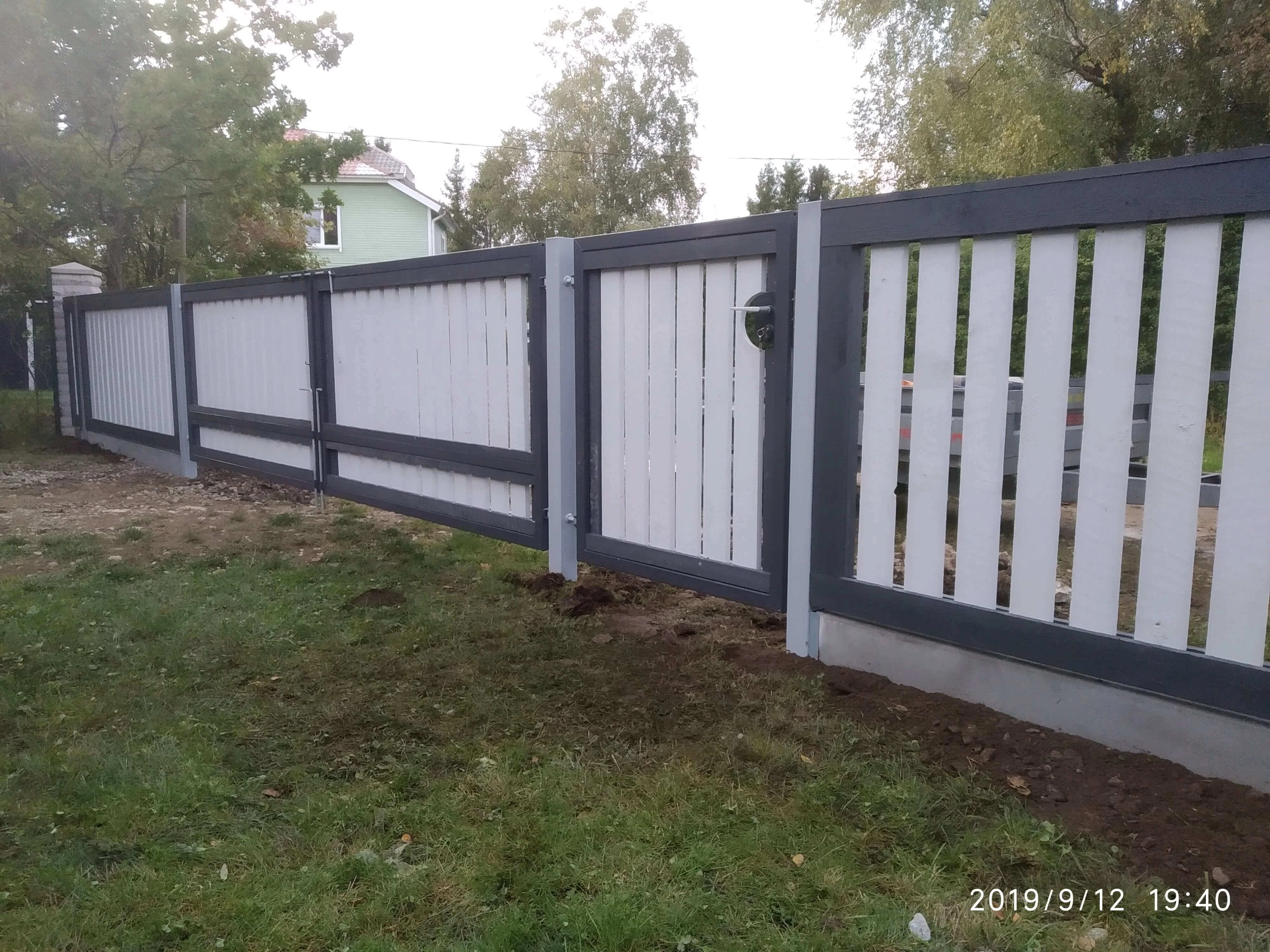 Puitaed - puitlaudisega aed eramu sissesõidu kõrval