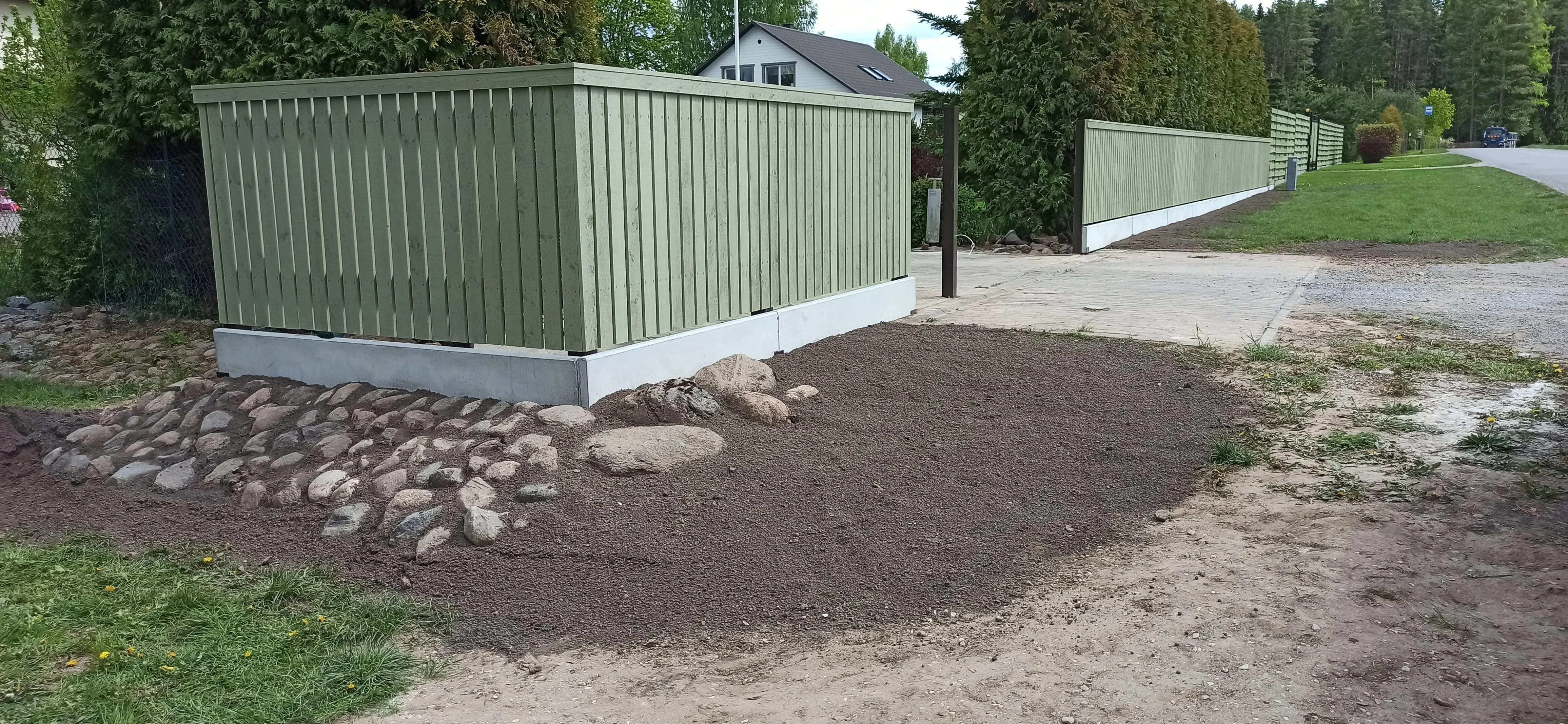 Puitaed - horisontaalne puitlaudis metalpostidel linnaosas