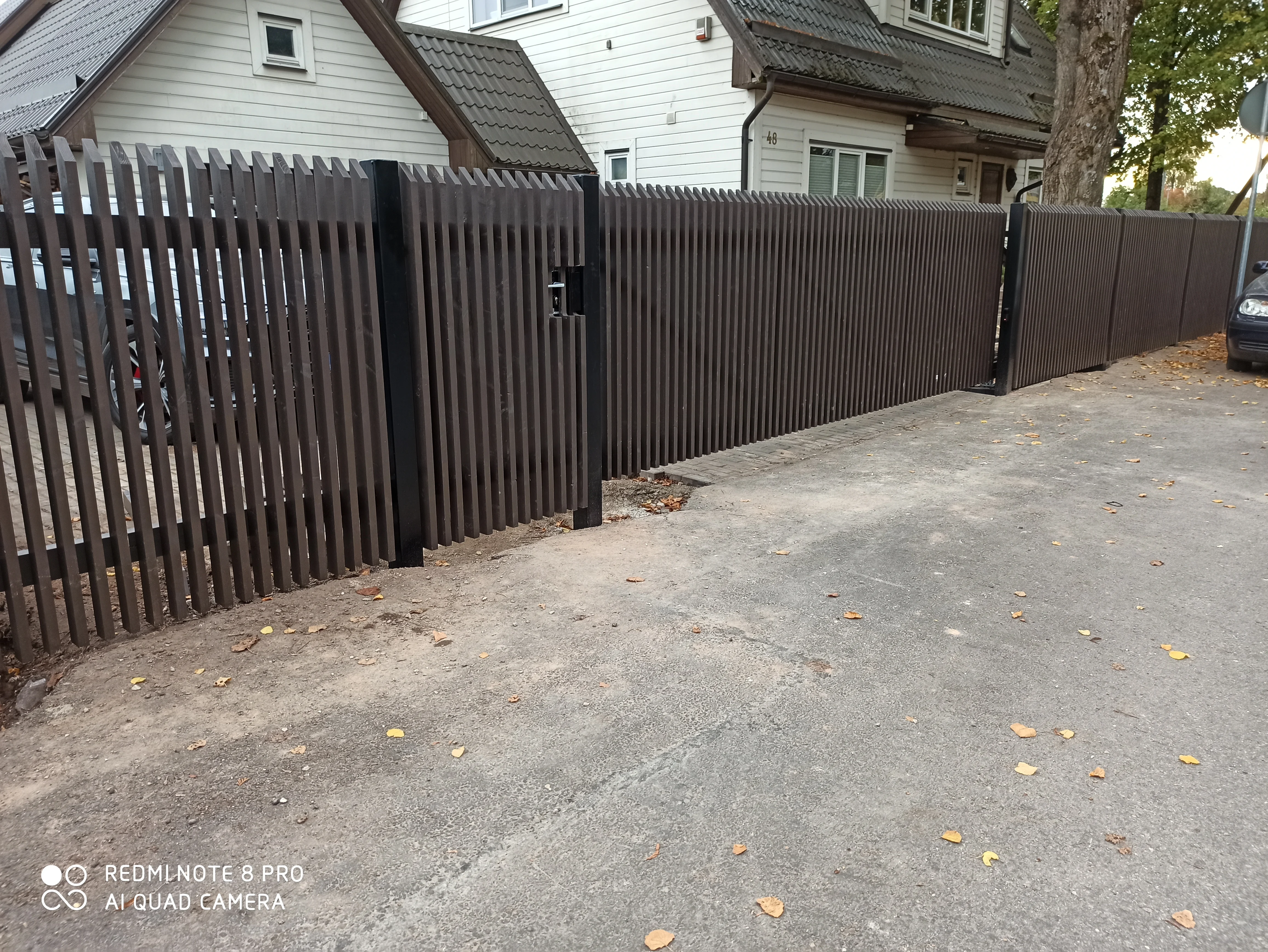 Puitaed - antratsiithall vertikaalne puitlaudis metalpostidel