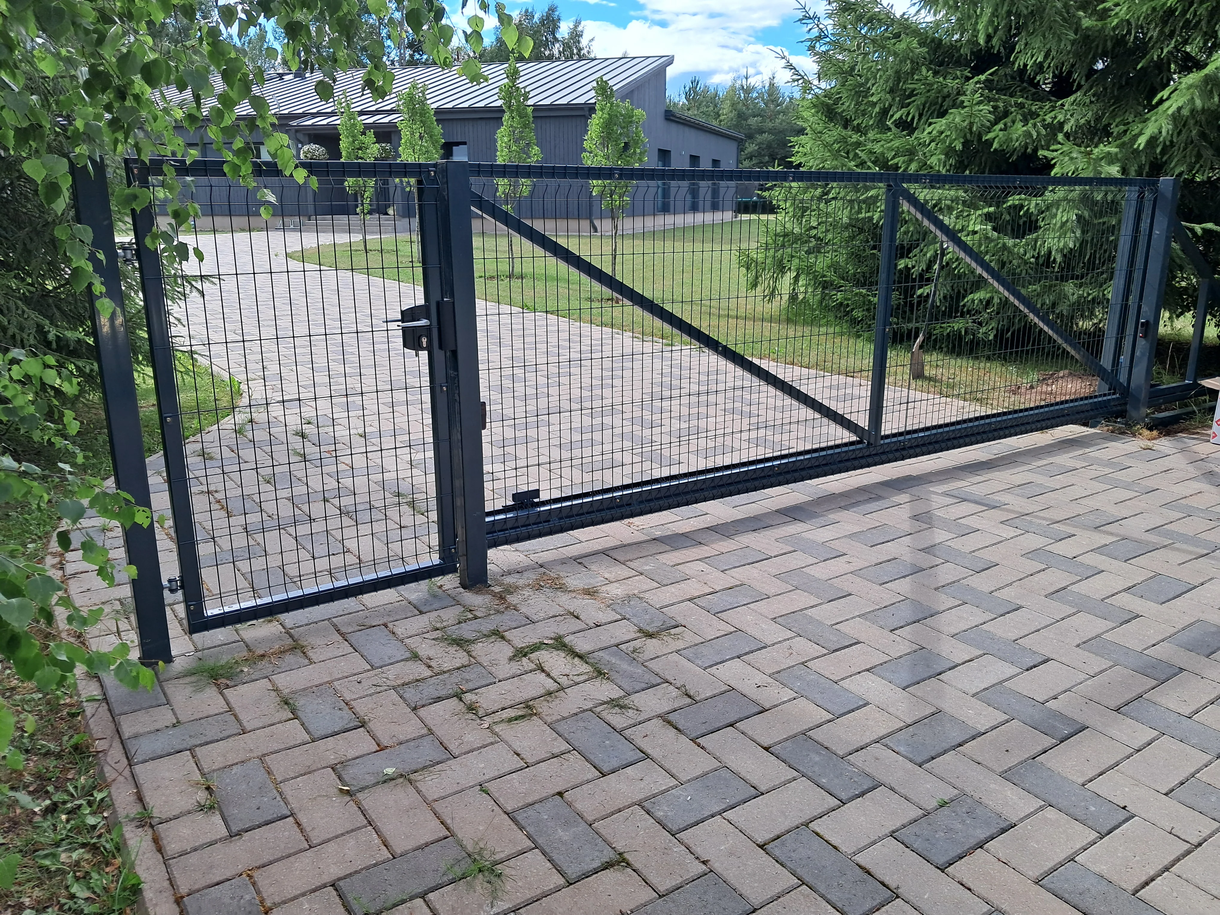 Varav - horisontaalne puitlaudis värav metalpostidel eramu hoovis