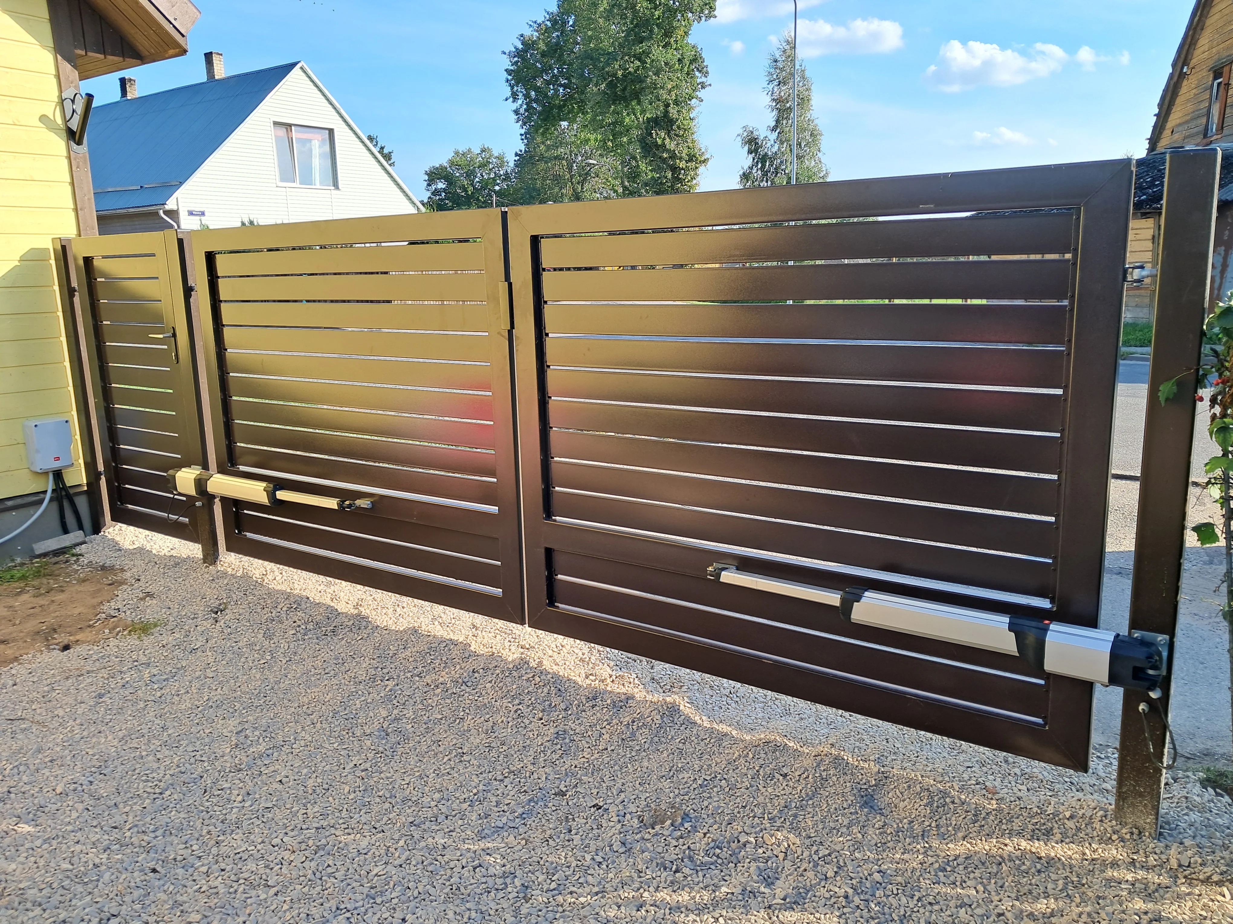 Varav - horisontaalne puitlaudis värav metalpostidel eramu hoovis