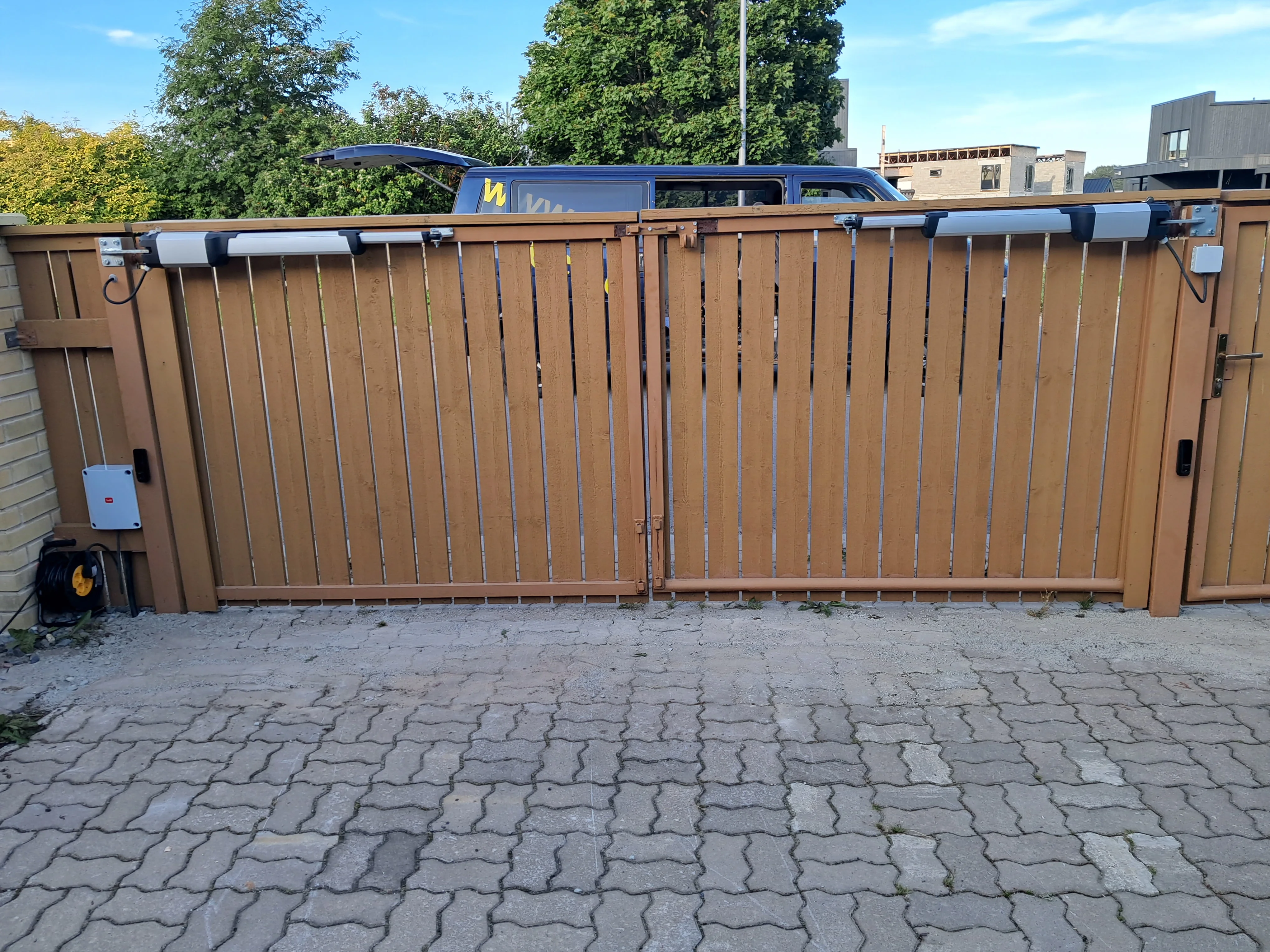 Varav - pruunid puitlaudisega kahepoolsed väravad automaatikamootoritega