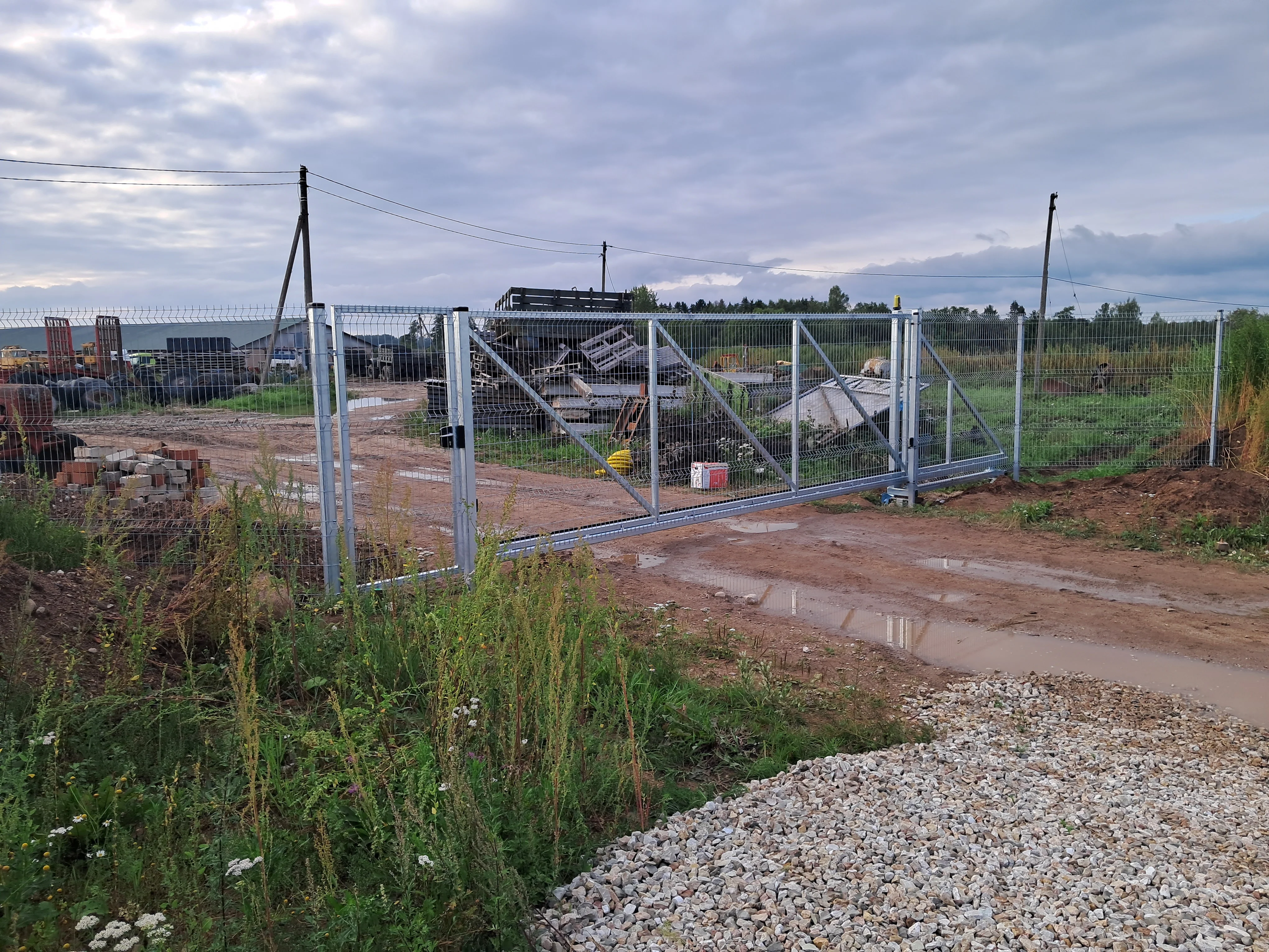 Varav - tsingitud teraskarkassiga keevispaneel liugvärav ehitusplatsil