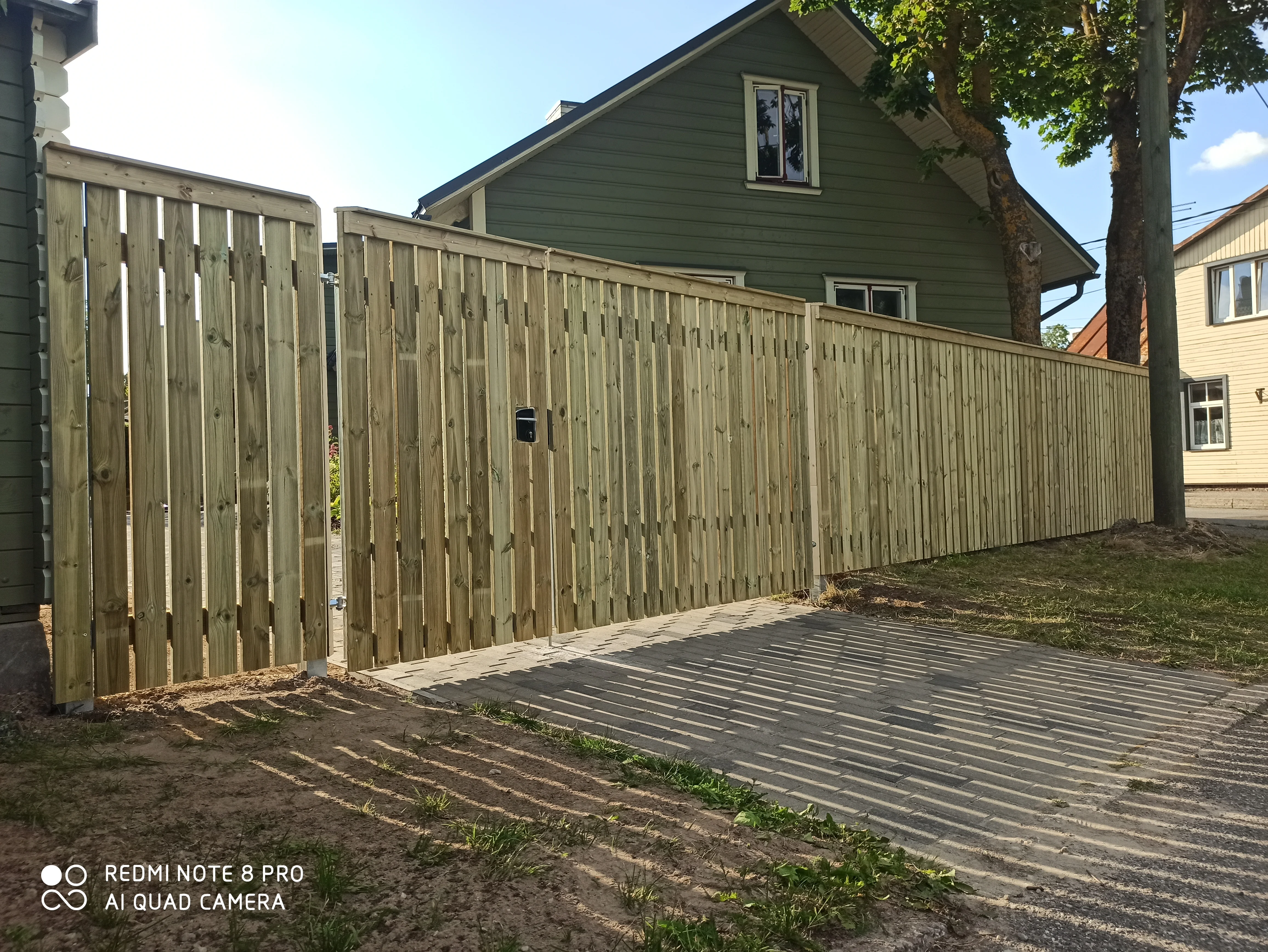 Varav - hele puitlaudis liugvärav metalpostidel eramu sissesõidul