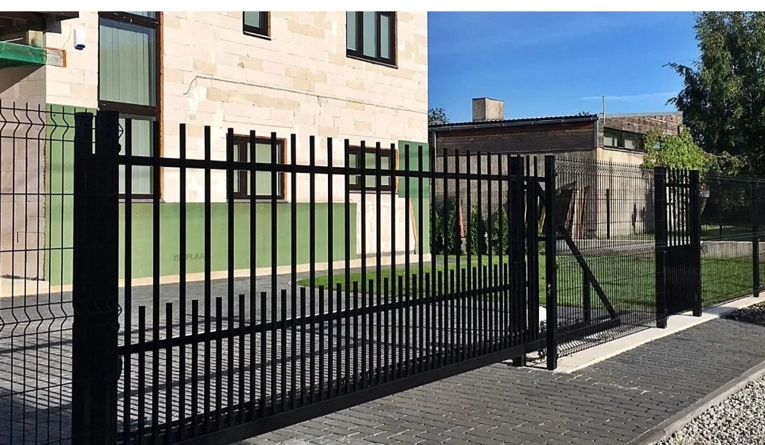 Varav - must metallvarbaed liugvärav automaatikaga ärihoone ees