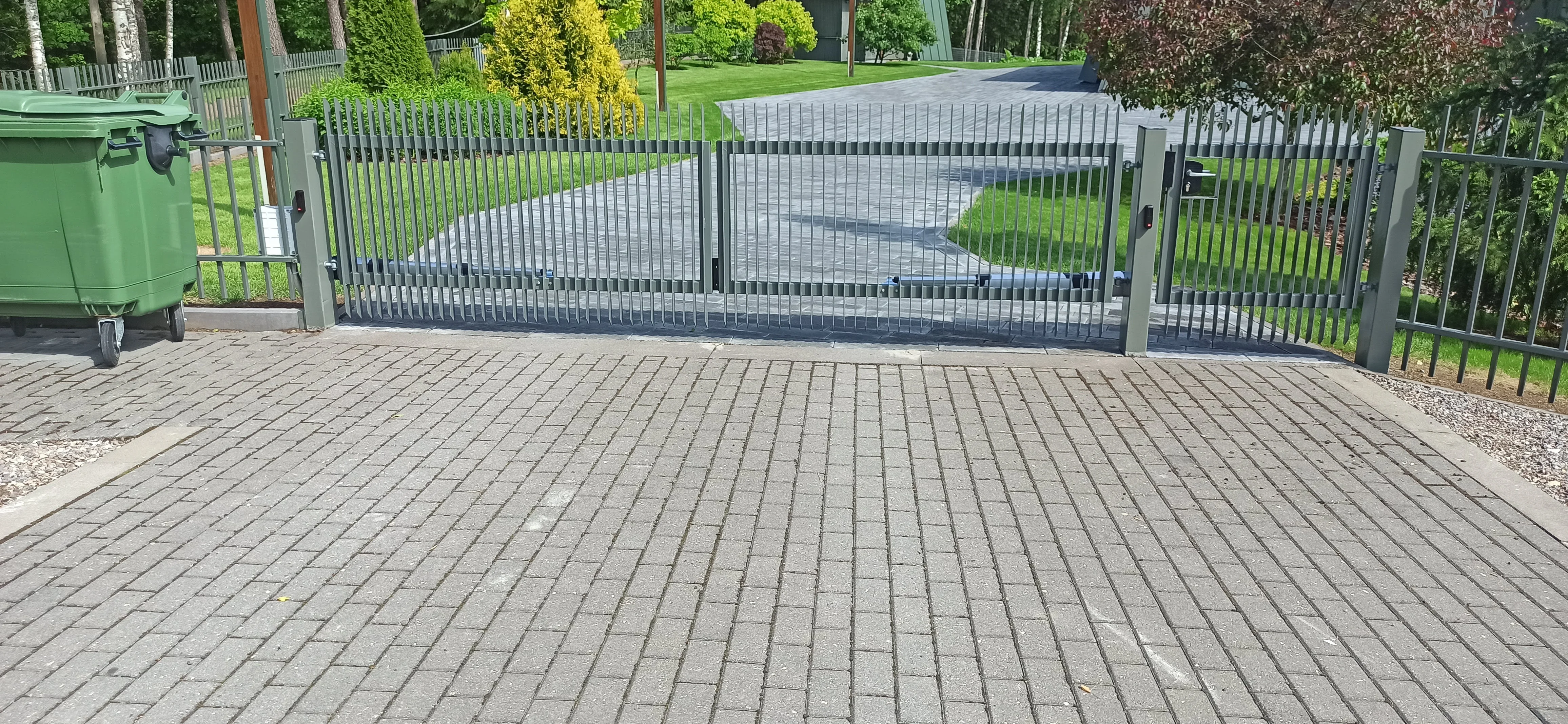 Varav - antratsiithall metallvarbaed kahepoolne värav graniitplaatidega sissesõidul