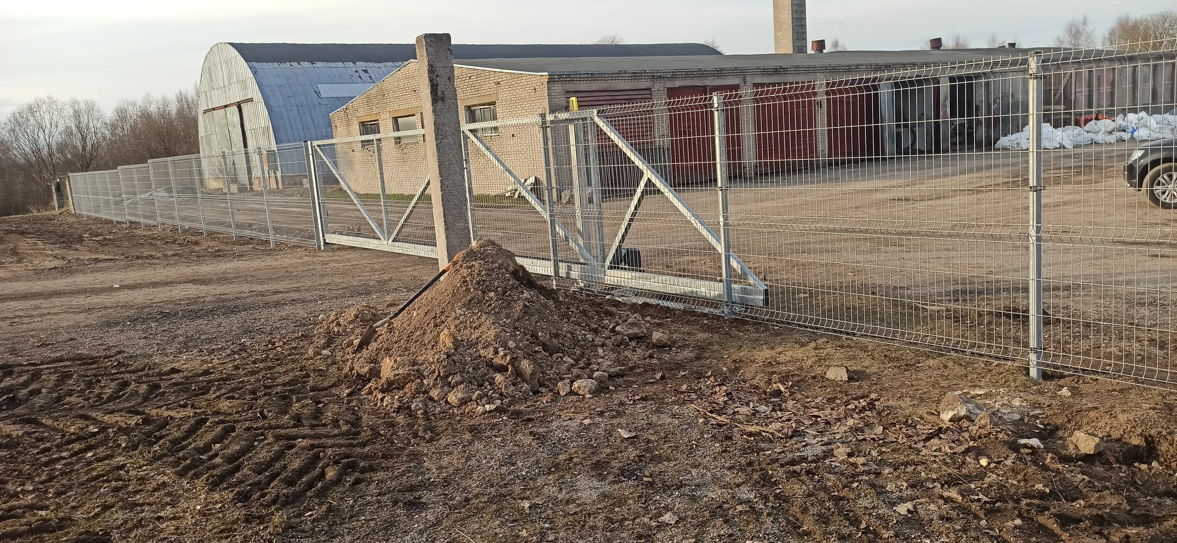 Varav - tsingitud keevispaneel liugvärav tootmishoone ees paigaldamisel