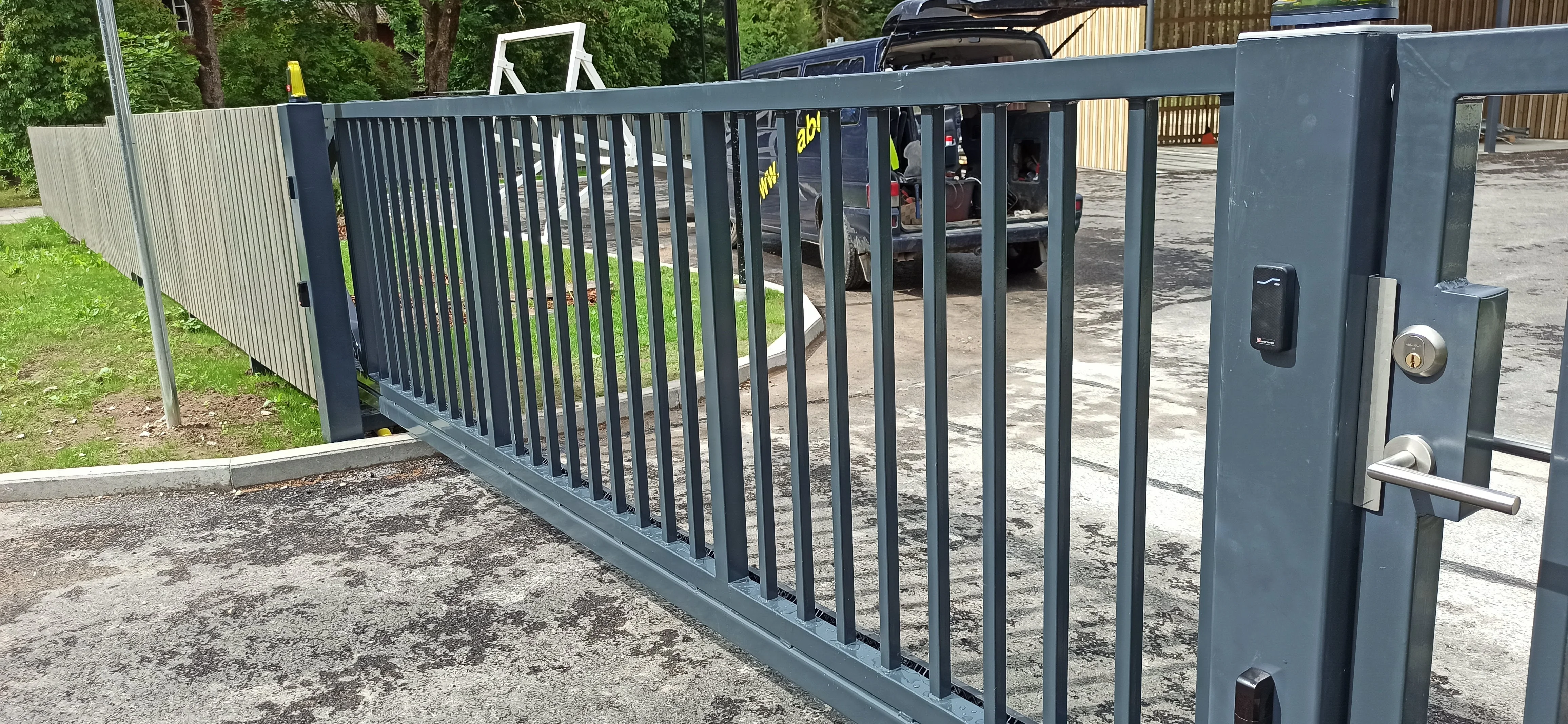 Varav - antratsiithall metallvarbaed liugvärav automaatikaga tootmishoone juures