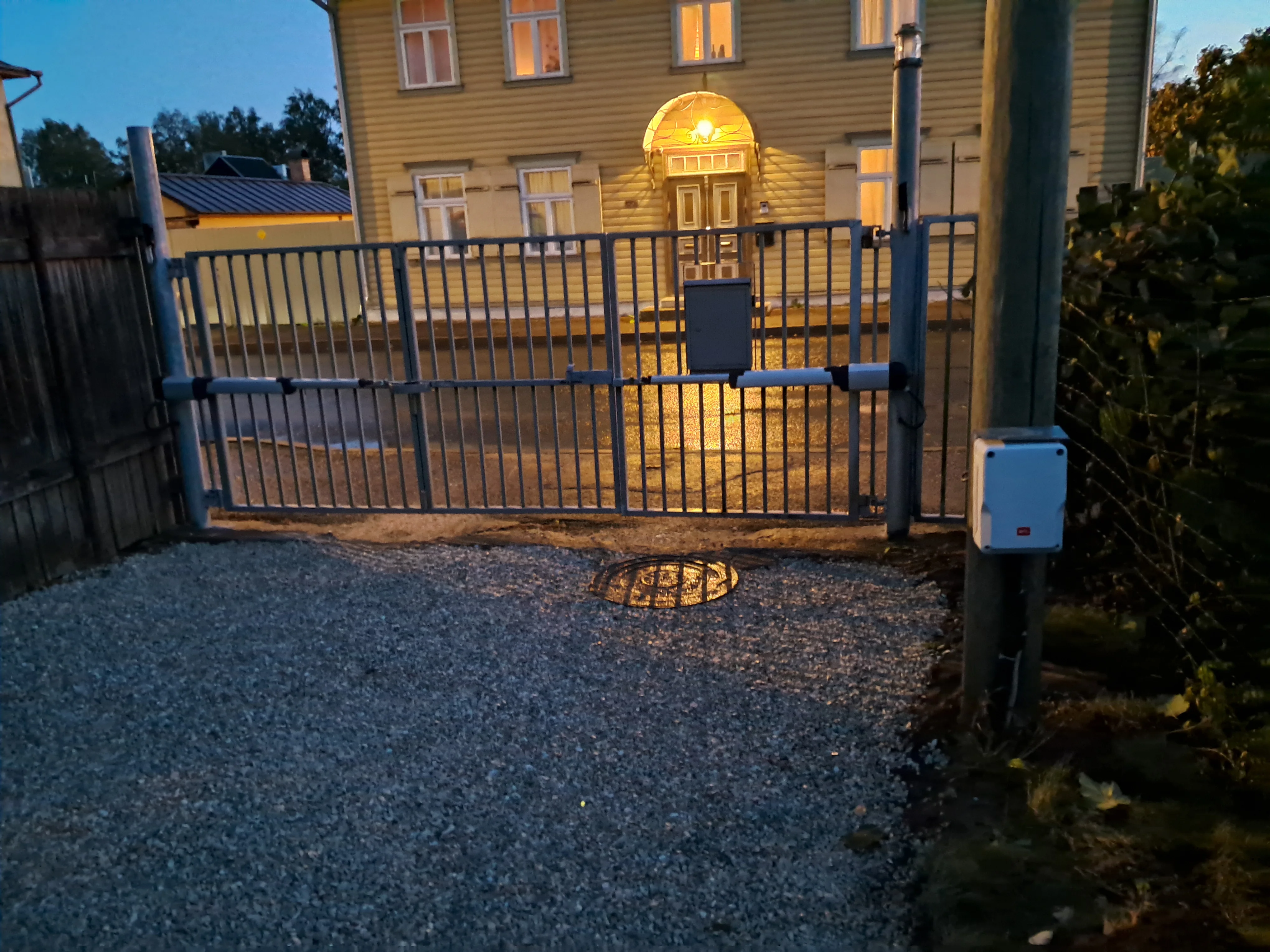 Varav - liugvärav eramu hoovis metalpostidega