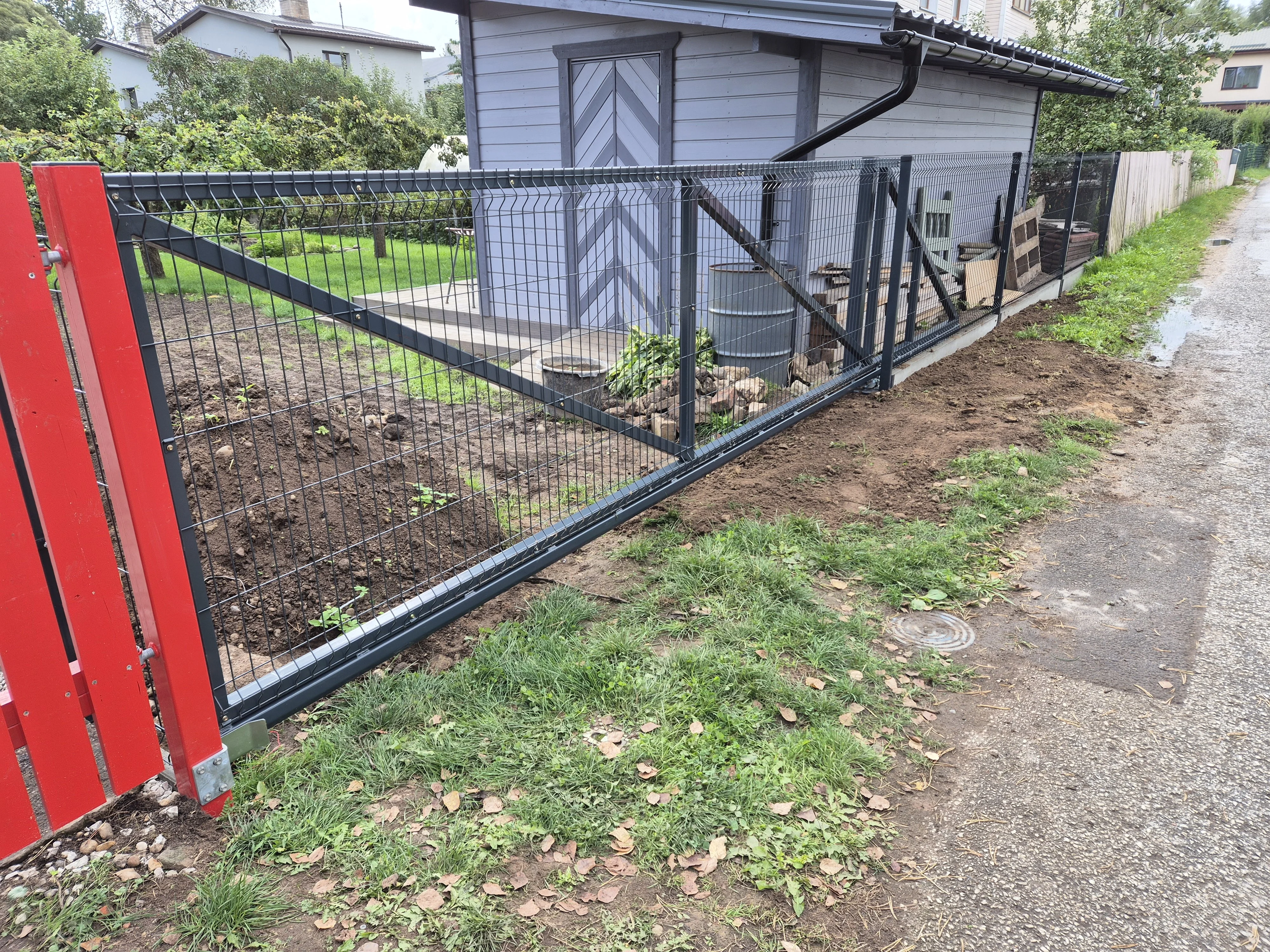 Varav - värav eramu hoovis metalpostidega, teine nurk